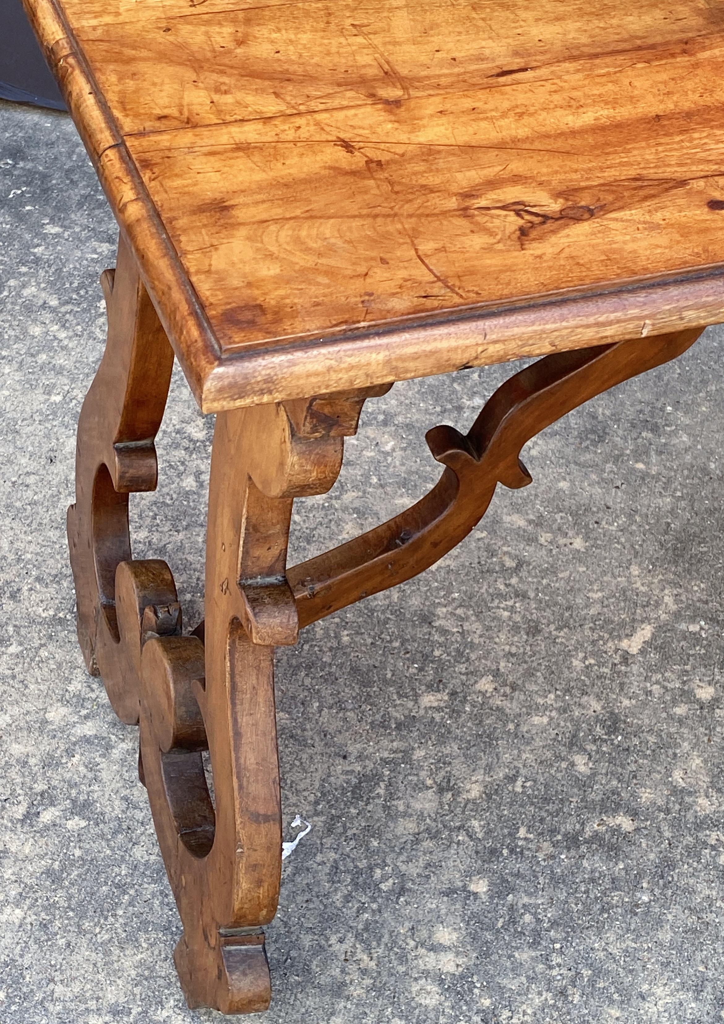 Tavolo da console italiano in noce intagliato a mano dei primi del XIX secolo in vendita 1