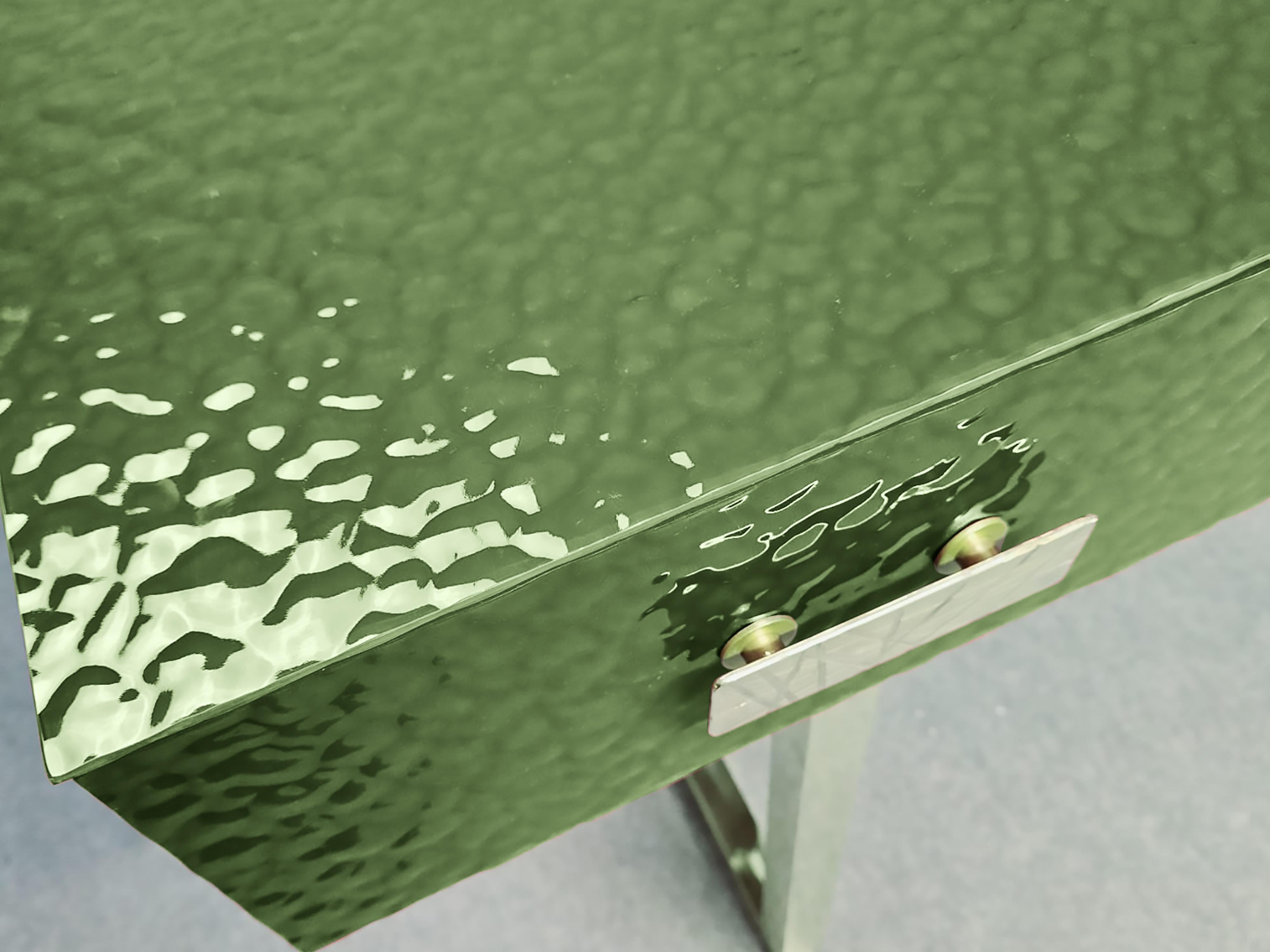 Esta consola italiana es una extraordinaria mezcla de elegancia y funcionalidad, con tapa de cristal de Murano verde biselado, tres cajones con tiradores y elegantes patas de latón. 

Fabricado en madera de abedul, encarna el estilo moderno de