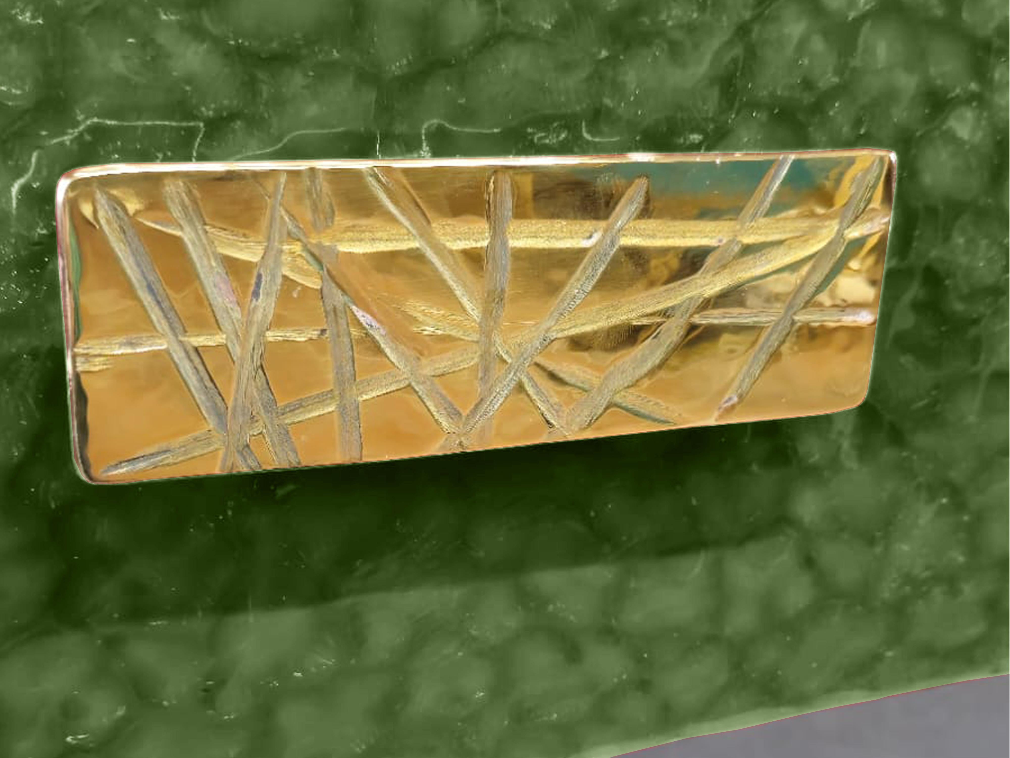 Consola italiana con cristal de Murano verde biselado, 3 cajones y patas de latón Moderno de mediados de siglo en venta