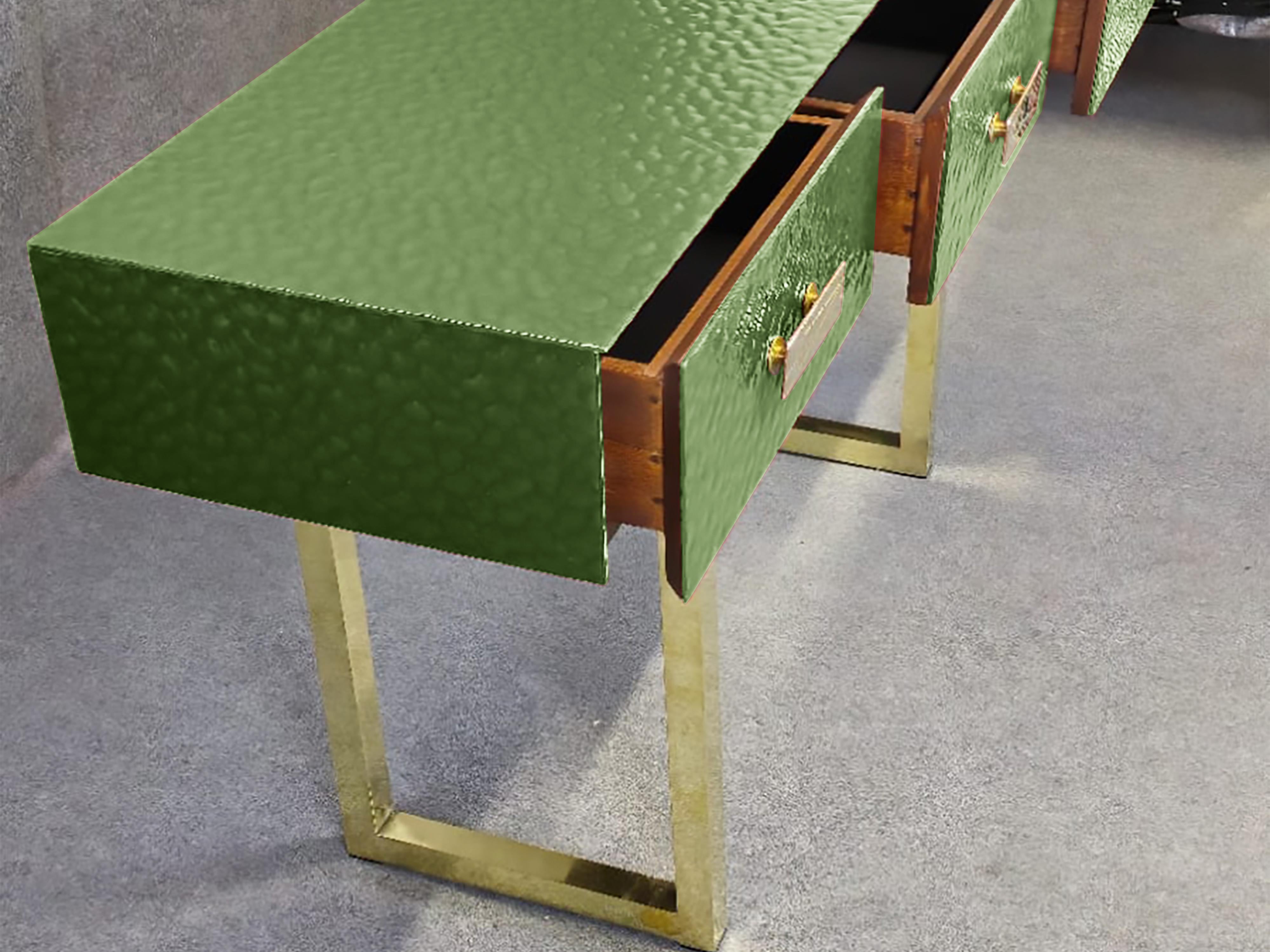 Consola italiana con cristal de Murano verde biselado, 3 cajones y patas de latón Italian en venta