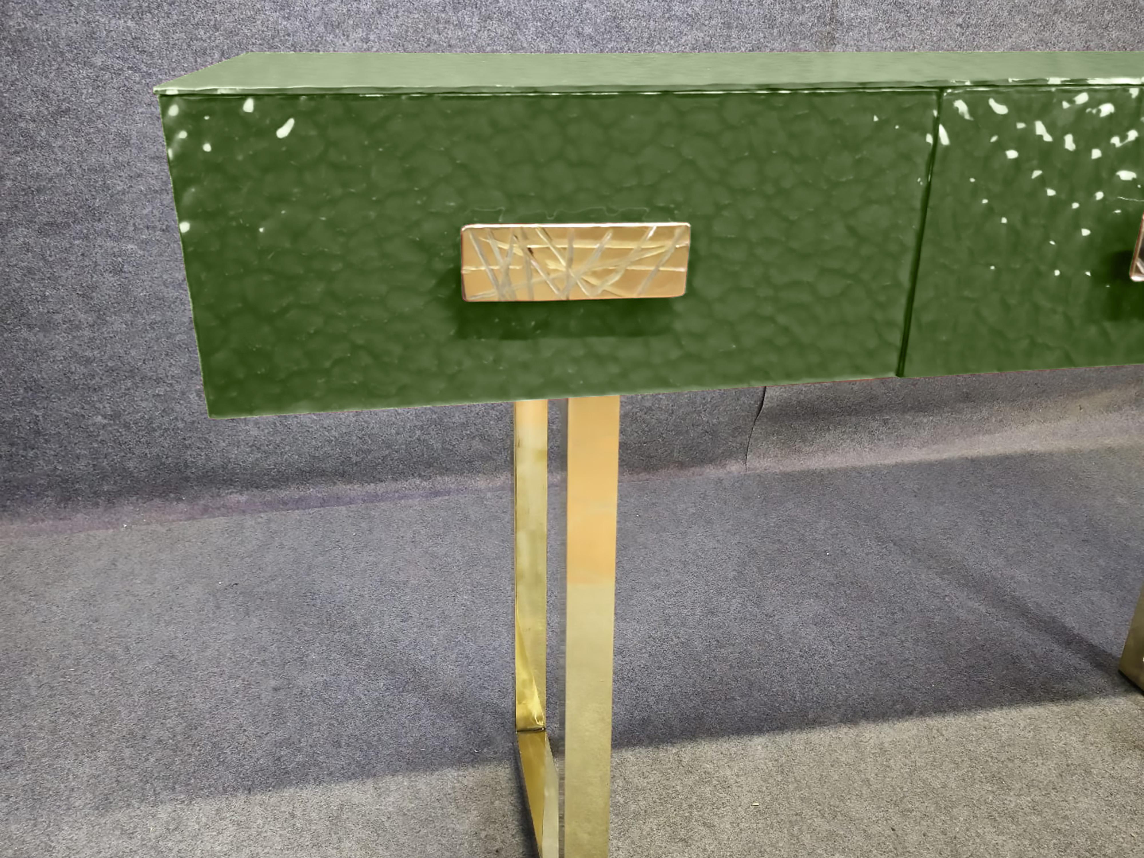 Consola italiana con cristal de Murano verde biselado, 3 cajones y patas de latón Hecho a mano en venta
