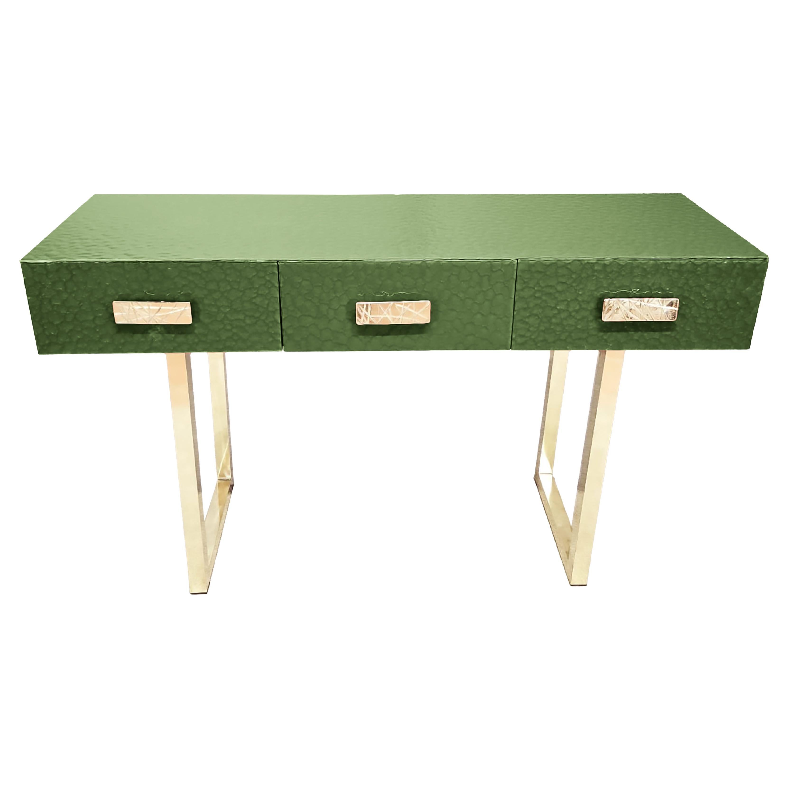 Consola italiana con cristal de Murano verde biselado, 3 cajones y patas de latón en venta
