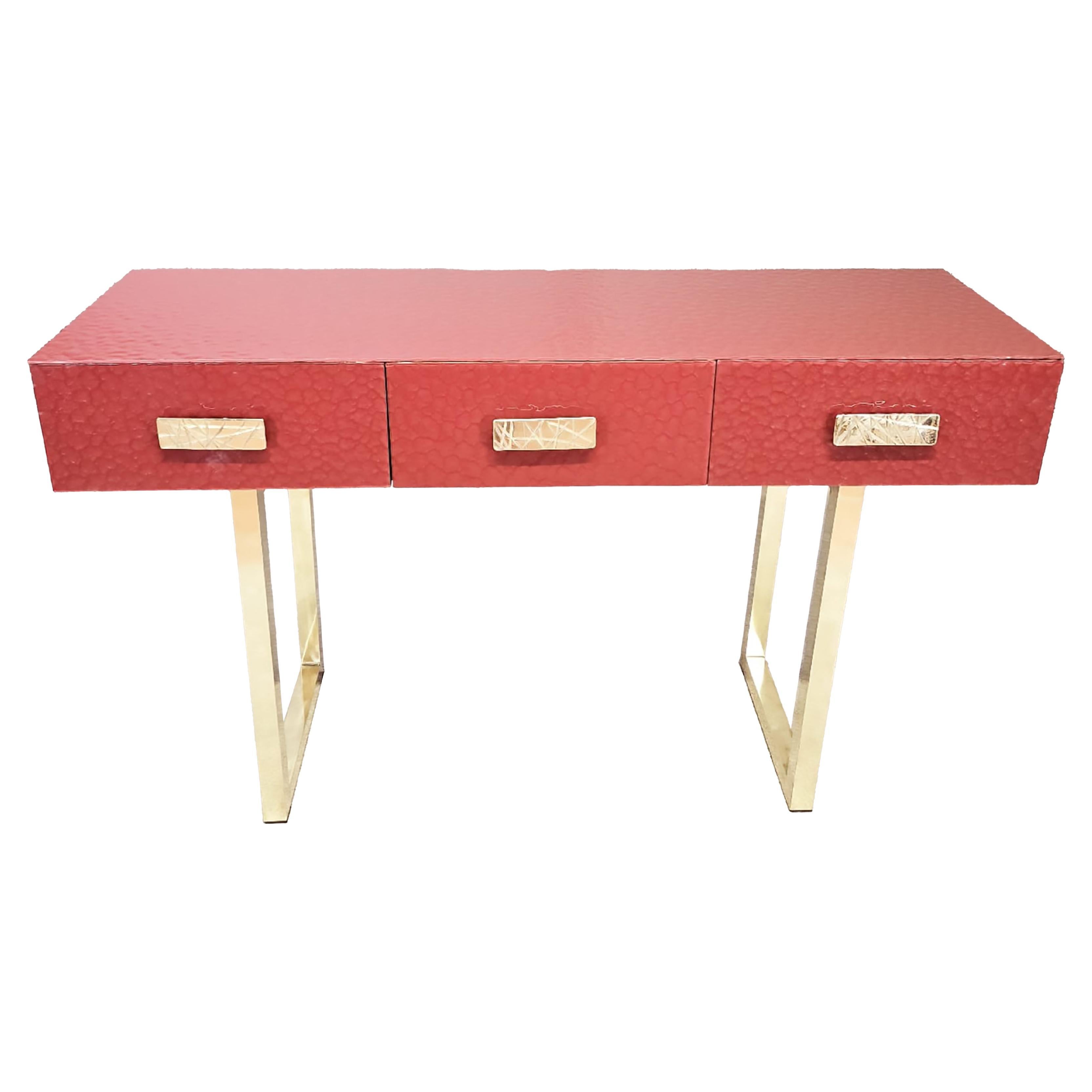 Consola italiana con cristal de murano rojo biselado, 3 cajones y patas de latón, JF