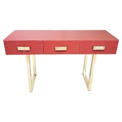 Consola italiana con cristal de murano rojo biselado, 3 cajones y patas de latón, JF
