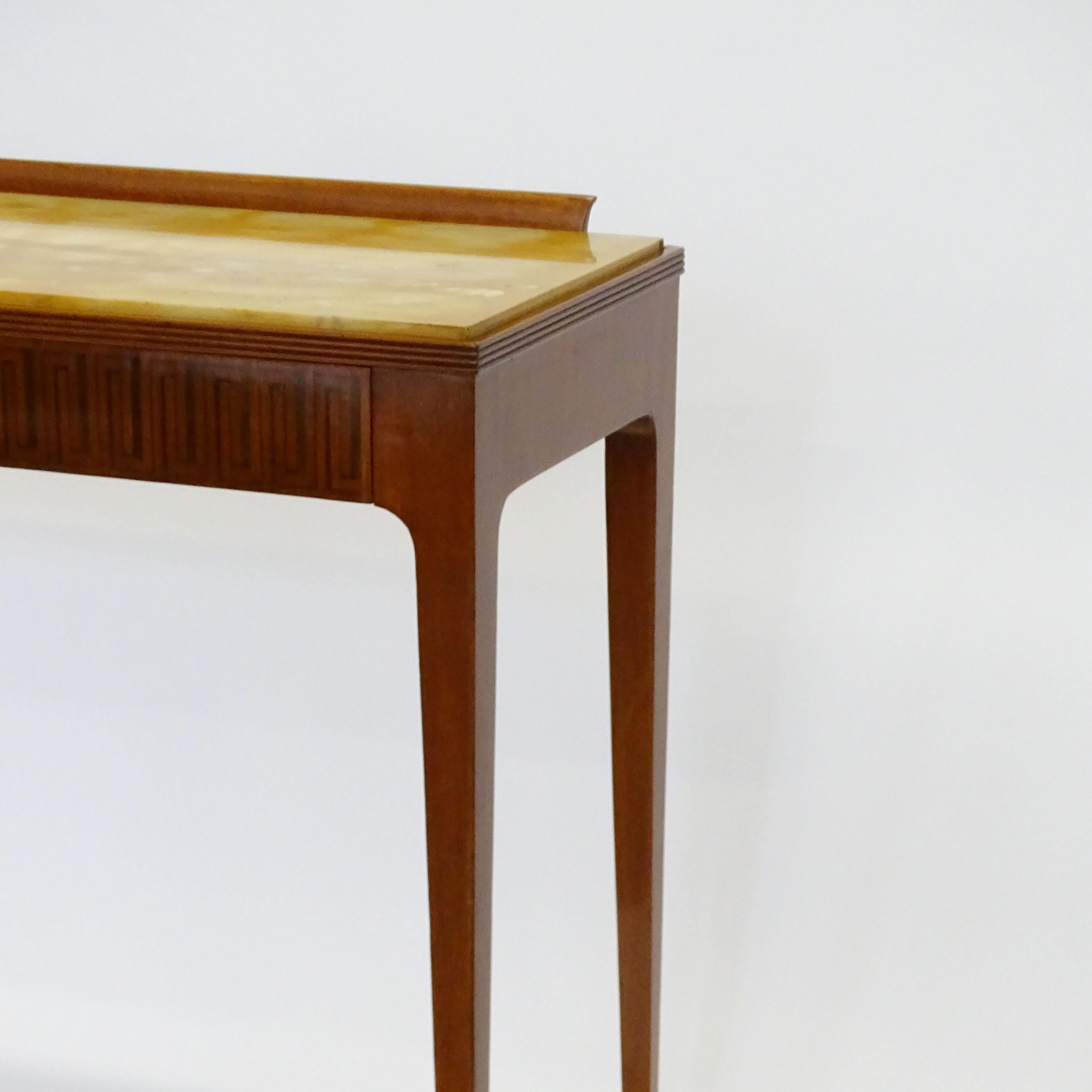 Splendido tavolo consolle italiano degli anni '50 con tre cassetti decorati con intarsi a chiave greca, piano in marmo giallo di Siena e piedi in ottone.
