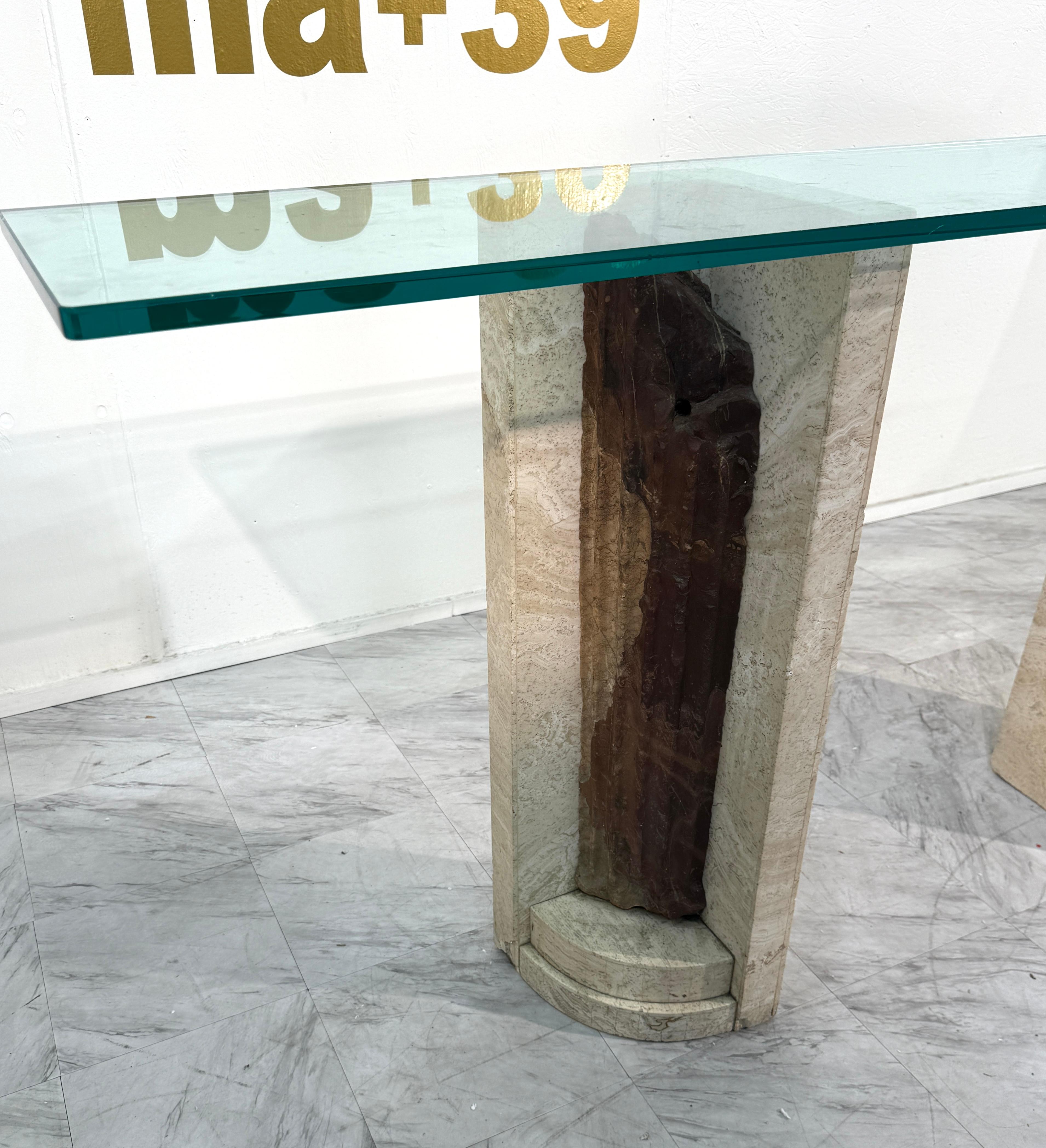 Moderne Table console italienne avec base en travertin et fragments de colonnes antiques en vente