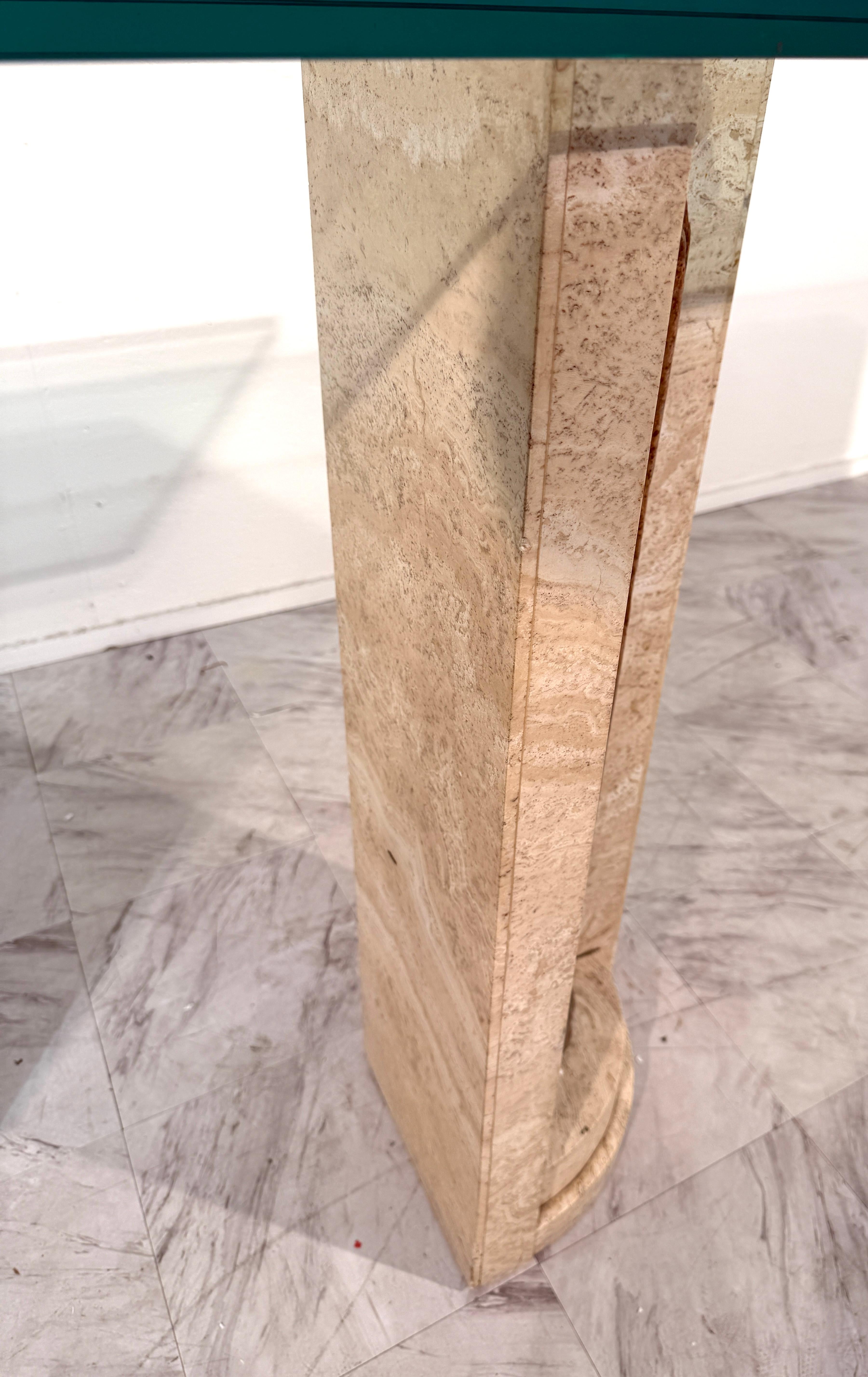 XVIIIe siècle Table console italienne avec base en travertin et fragments de colonnes antiques en vente