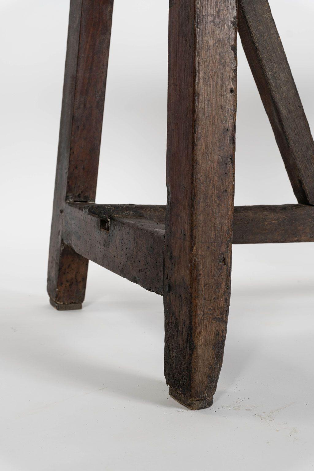 Console italiana con base a cavalletto. Intagliato a mano nel 1750-1790 circa in noce.