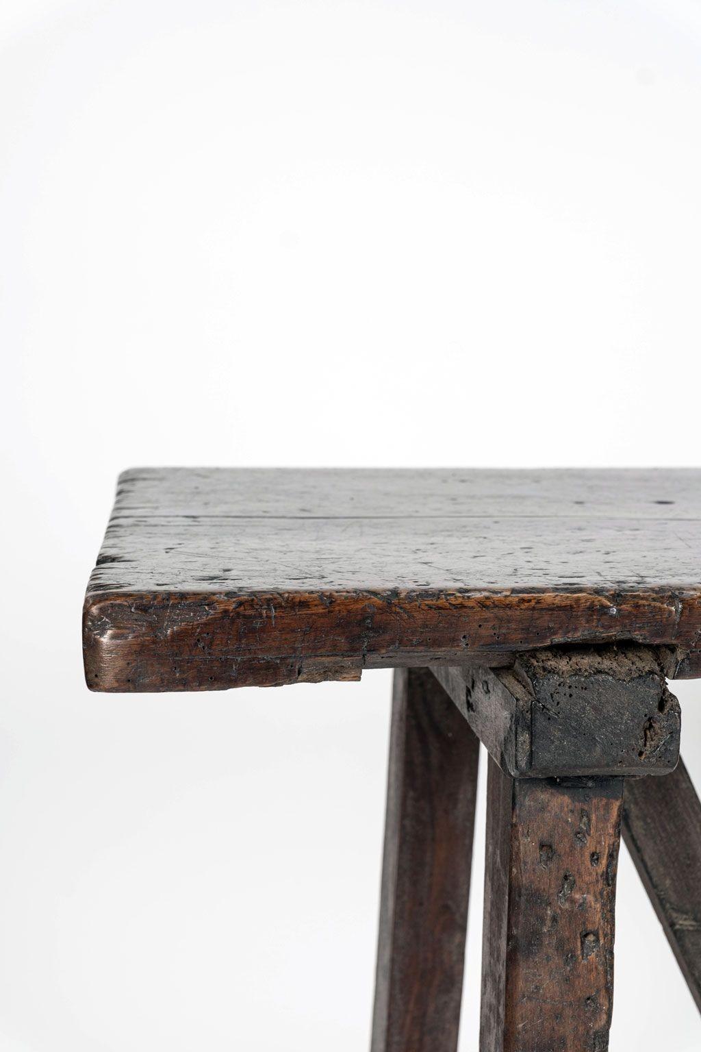 Noce Console italiana con base a cavalletto in vendita