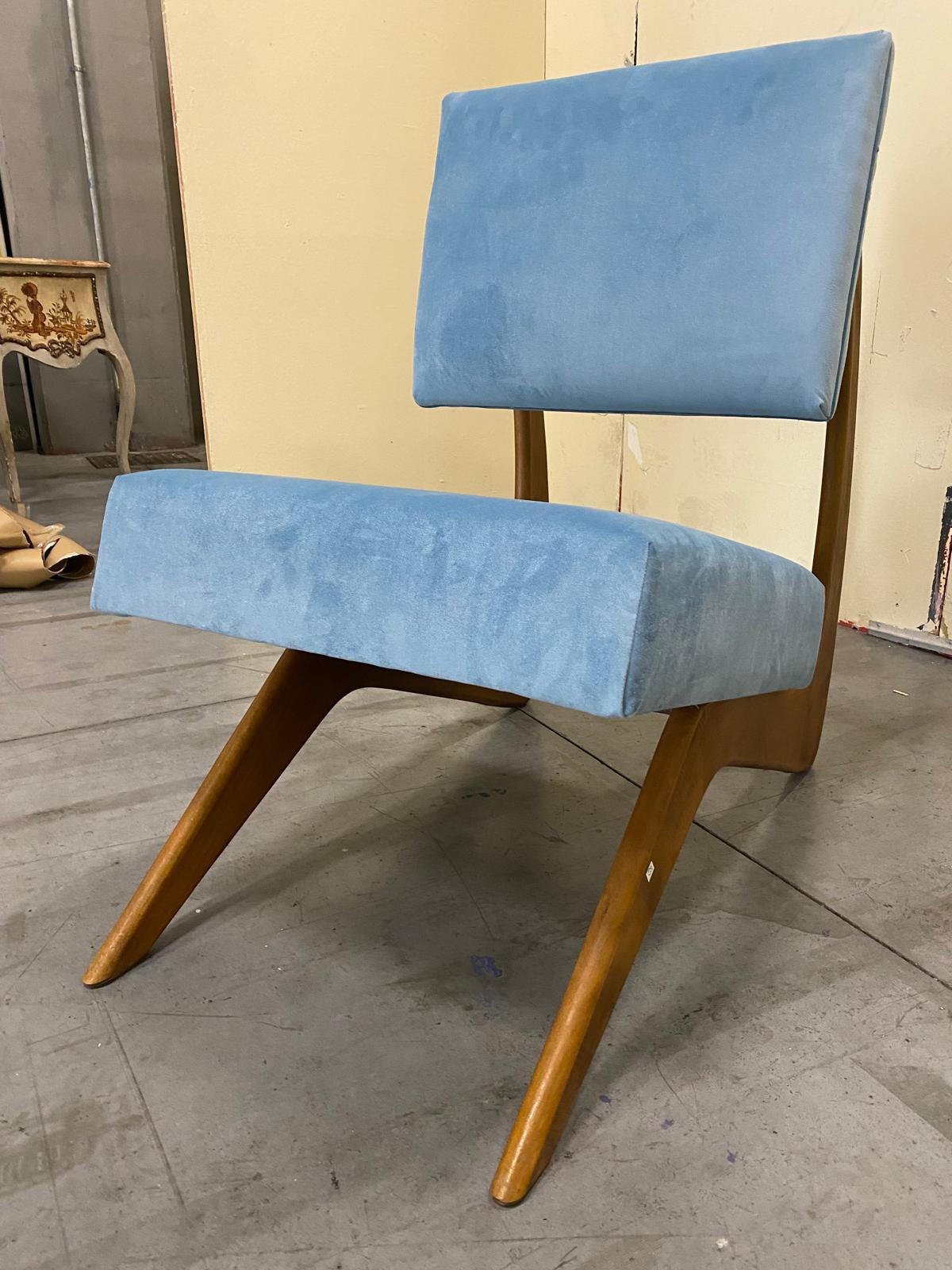 Beautiful Cocktail Armchair, inspired by Adrian Pearsal's iconic seat, upholstered with light blue velvet and handcrafted by us with structure in solid wood.
It is an object of high quality and refinement, ideal for giving elegance to your