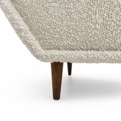 Sillones italianos contemporáneos tapizados en lana color marfil y con patas de madera