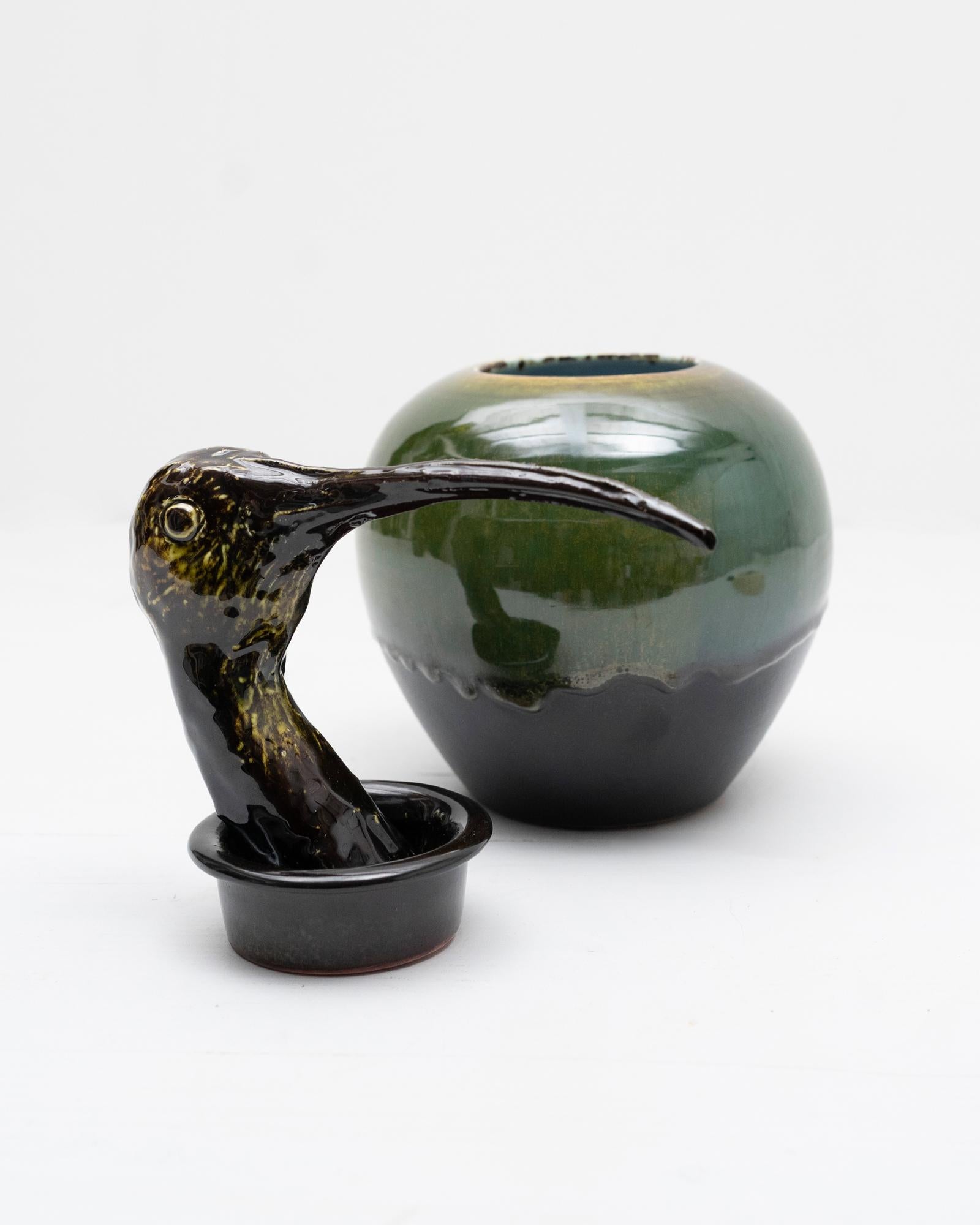 Questo vaso in ceramica disegnato e prodotto da Amaaro si ispira direttamente ai vasi canopi egizi; è una reinterpretazione ironica e contemporanea di un oggetto atavico, nume tutelare della quiete domestica. L'ibis era infatti un simbolo di purezza