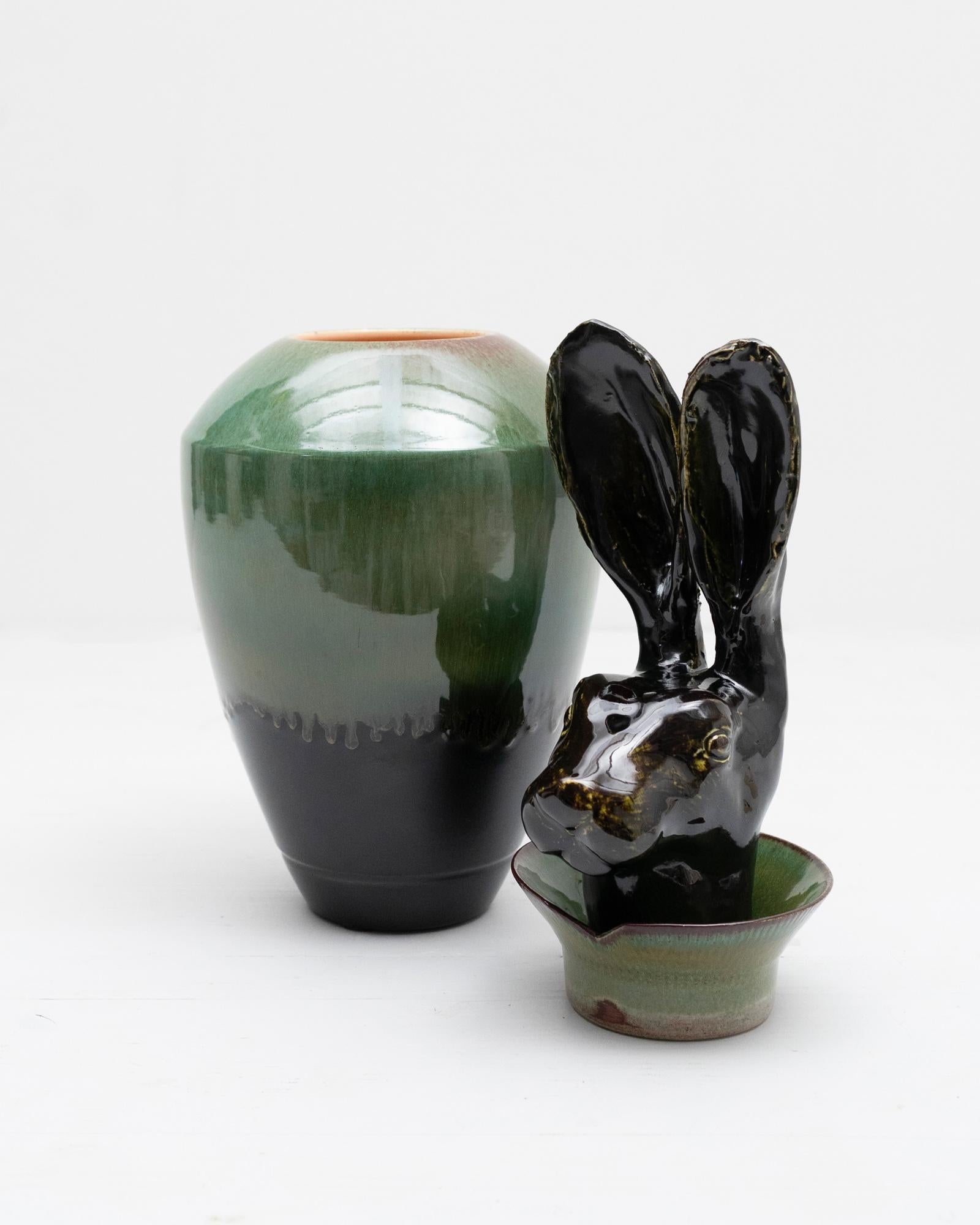 Questo vaso in ceramica disegnato e prodotto da Amaaro si ispira direttamente ai vasi canopi egizi; è una reinterpretazione ironica e contemporanea di un oggetto ancestrale, nume tutelare della quiete domestica. Il coniglio è infatti un simbolo di