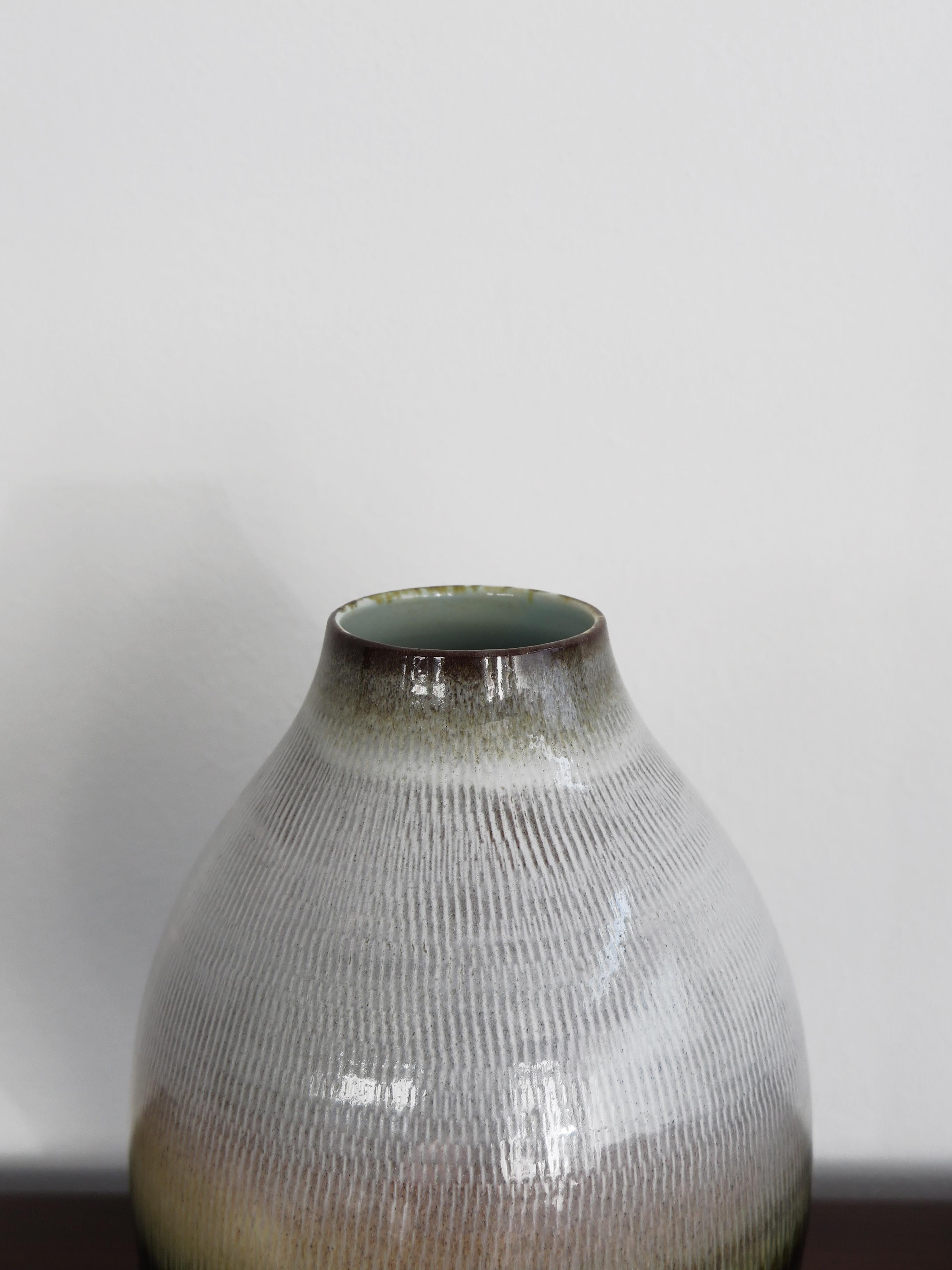 Vase aus zeitgenössischer italienischer Keramik, entworfen und hergestellt von Amaaro, handgefertigt und emailliert mit Oxiden und Kristallen, wird das Werk zu einem kostbaren und skulpturalen Objekt, mit eingravierter Signatur unter dem