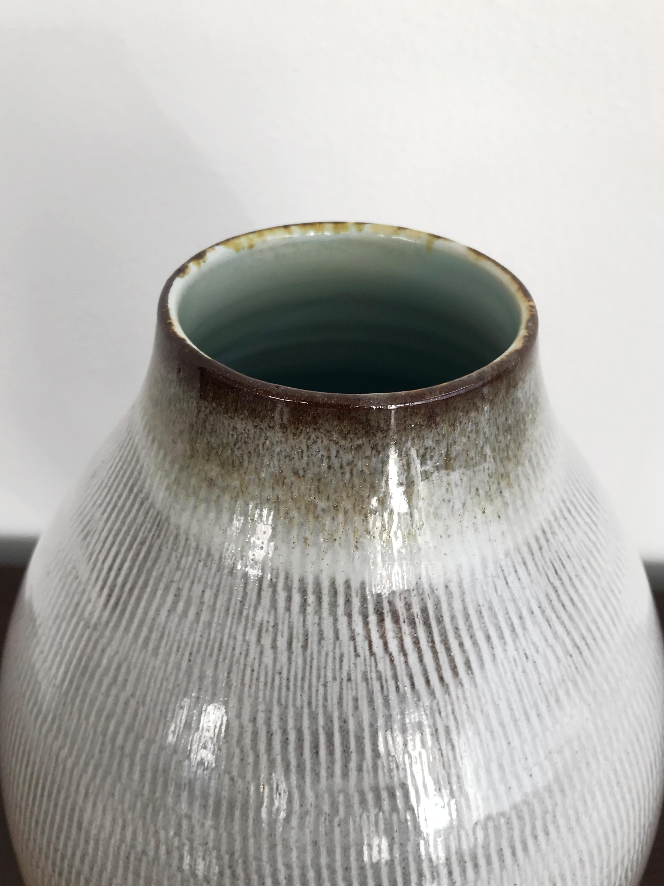 Italienische zeitgenössische Vase aus künstlerischer Keramik von Amaaro, 2022 im Angebot 1