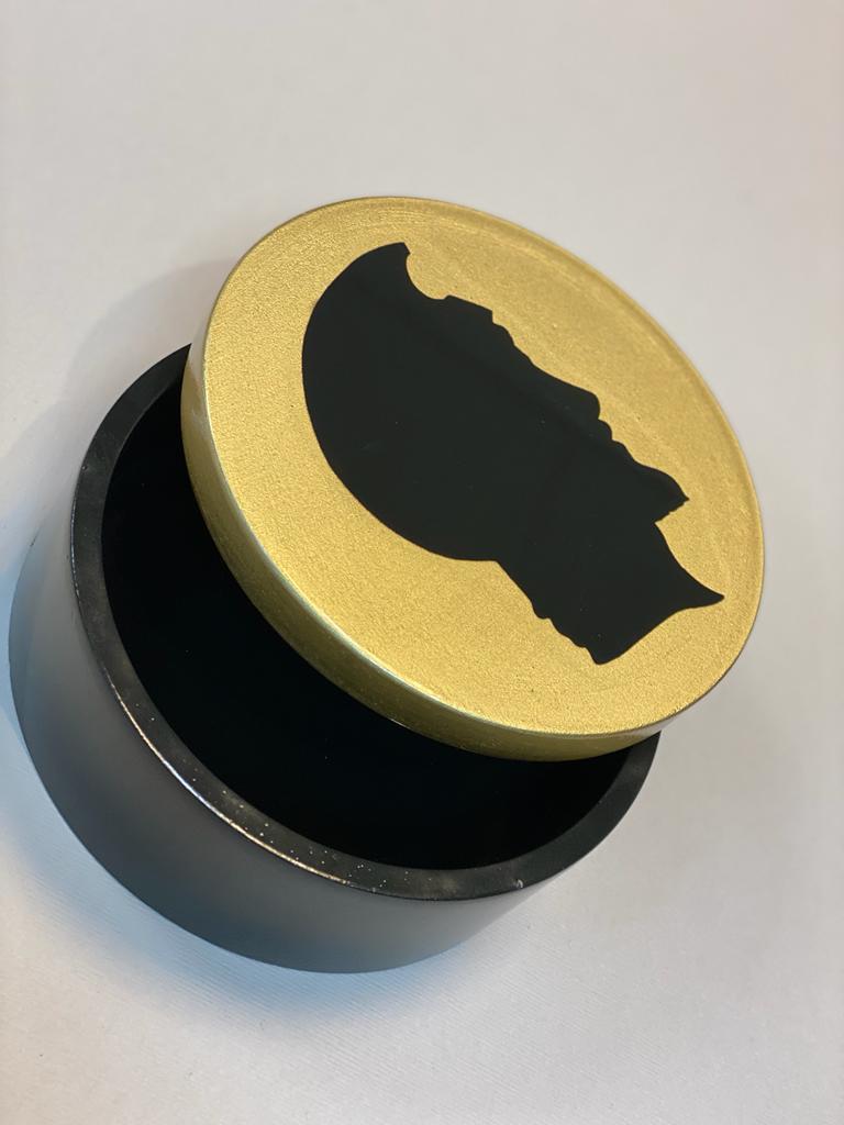 Elegant alabaster box printed with decal portraying an ancient male profile on gold background finished with lacquer. 
Each decoration is entirely made in Italy by our mastercraftsmen.

Completely produced in Florence, Italy by Artecornici