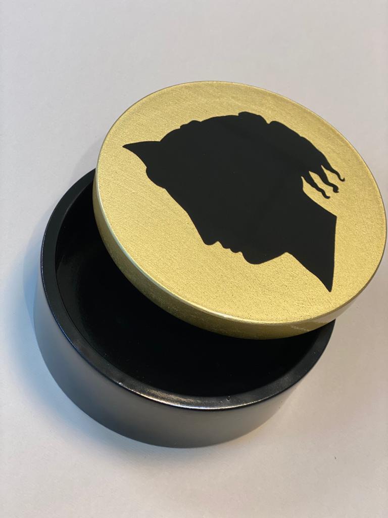 Elegant alabaster box printed with decal portraying an Ancient Female Profile on gold background finished with lacquer. 
Each decoration is entirely made in Italy by our mastercraftsmen.
The complete set can bee viewed on our page.

Completely