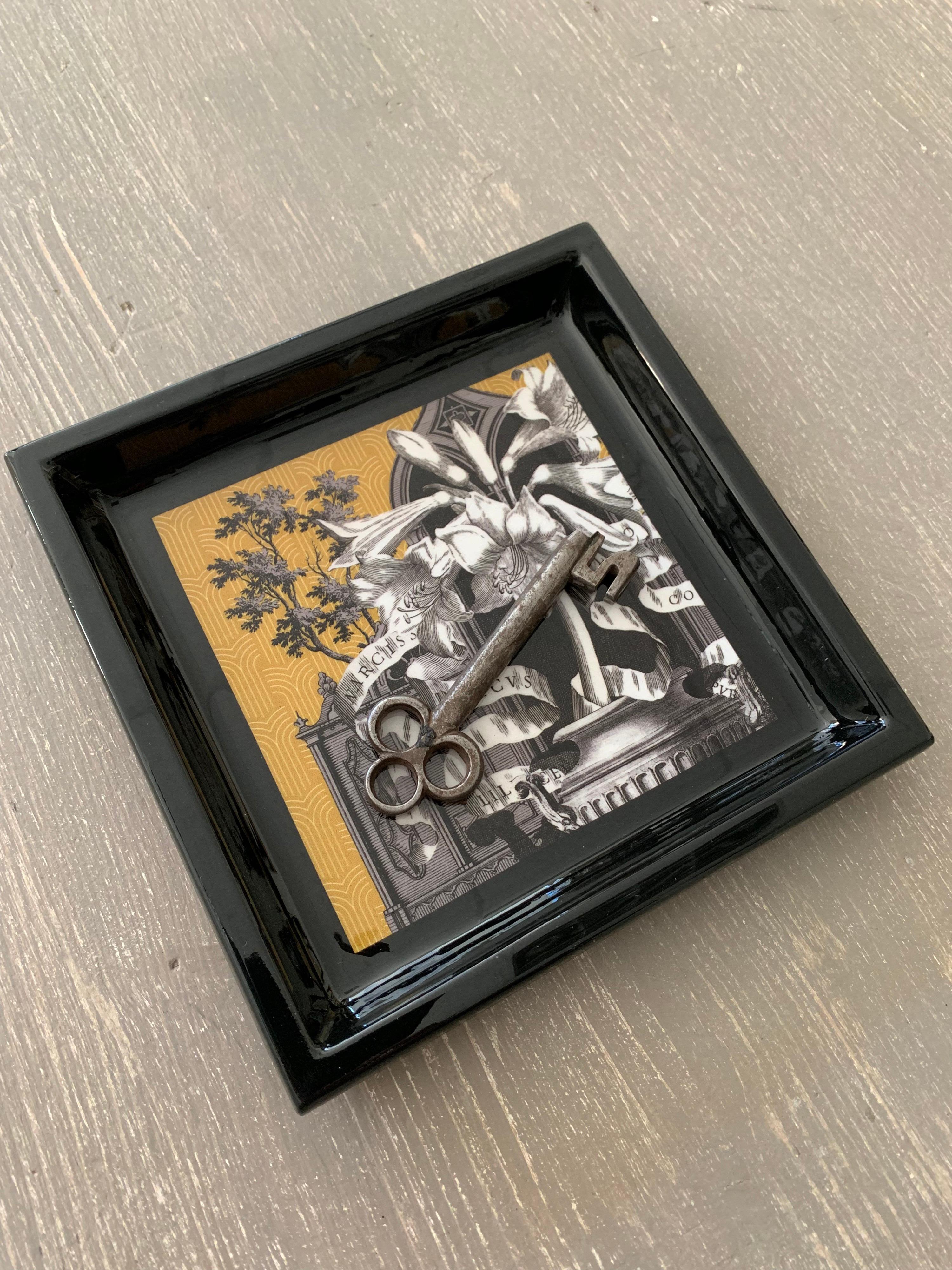 Elegant printed pocket tray portraying a classical black and white decoration with flower in an ancient vase, on a mustard yellow background.

Completely produced in Florence, Italy by Artecornici design. All articles all exclusively conceived and
