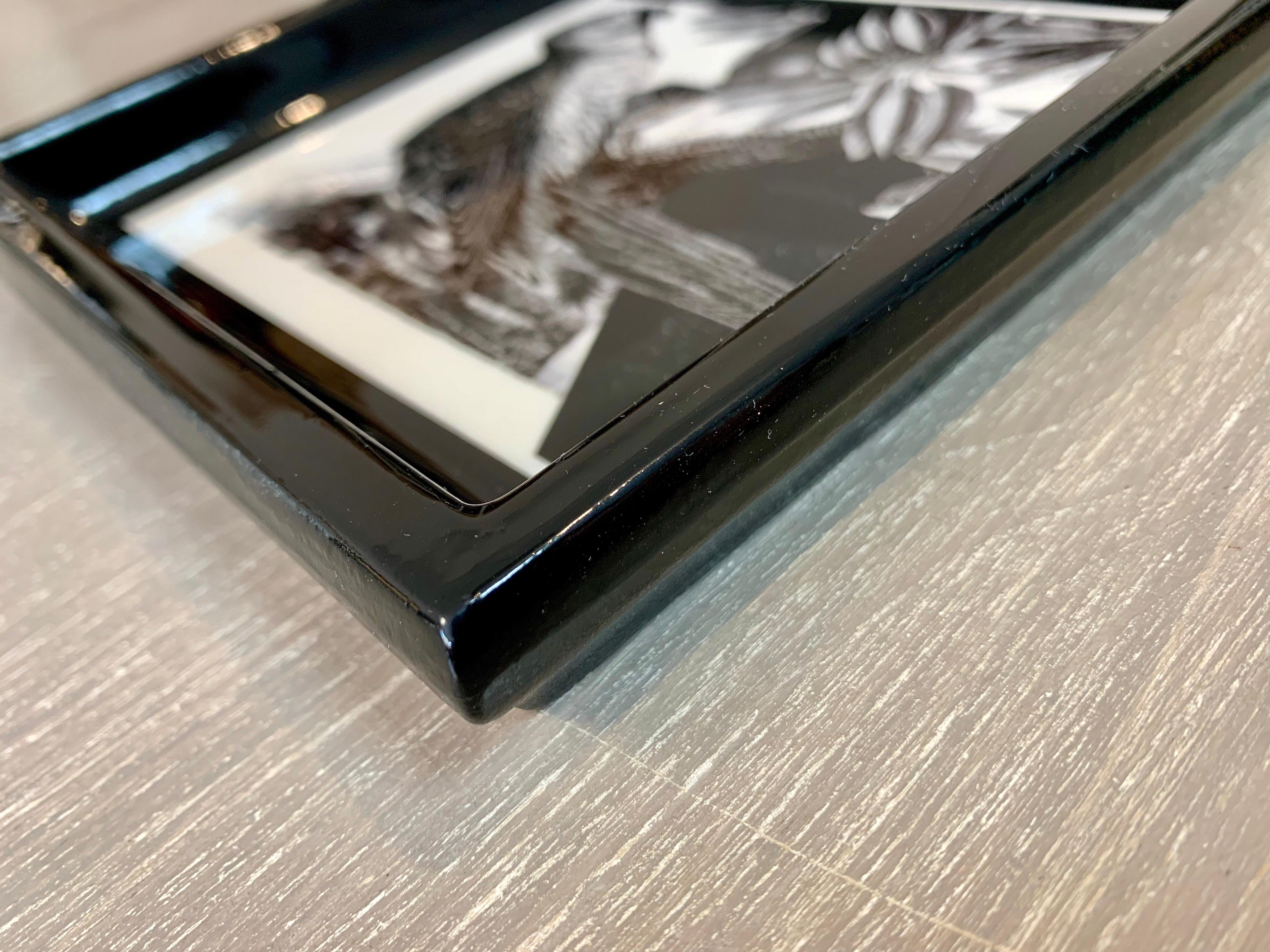 Fait main Plateau de poche italien contemporain en résine perroquet de la collection « Noir et sauvage » en vente