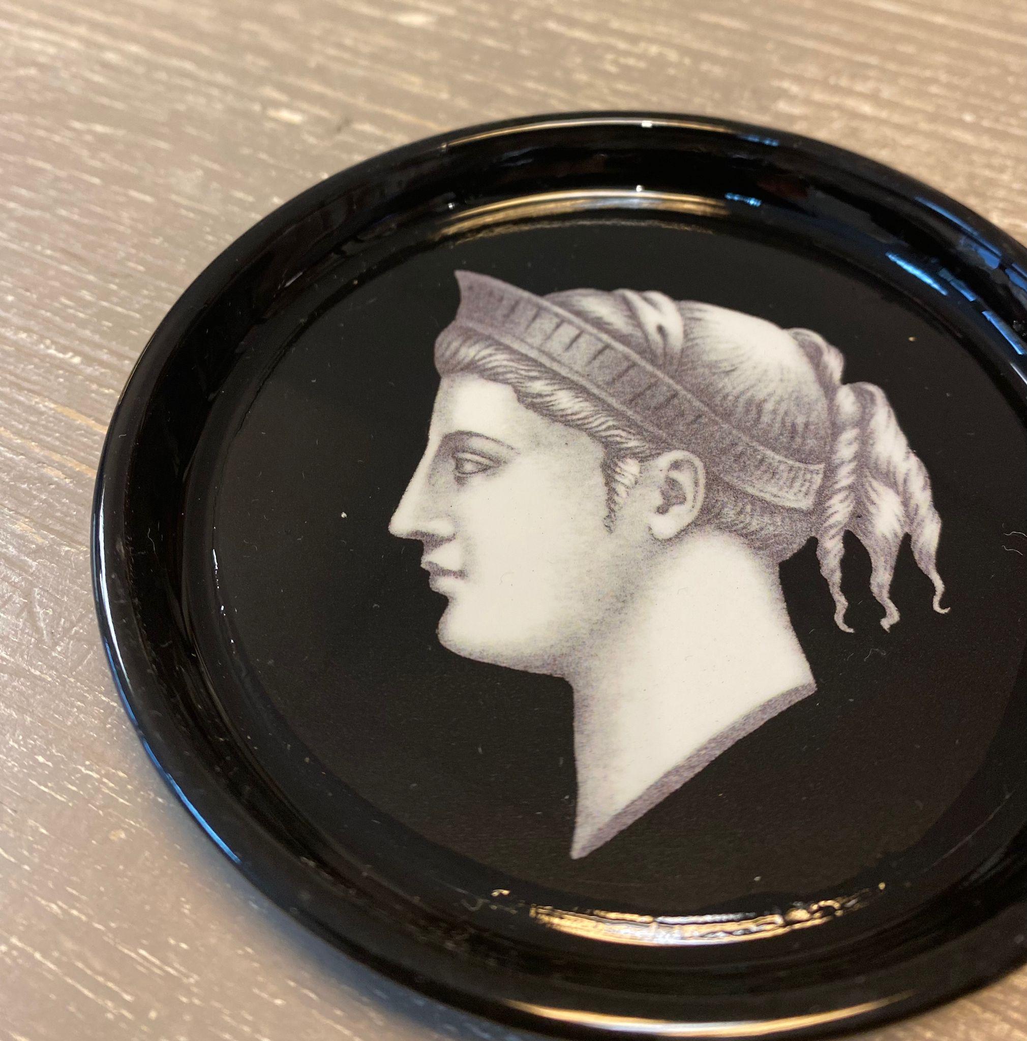 Elegant printed coasters portraying two different ancient profile on a black background. 

Completely produced in Florence, Italy by Artecornici design. All articles all exclusively conceived and produced by our designers and master craftsmen in