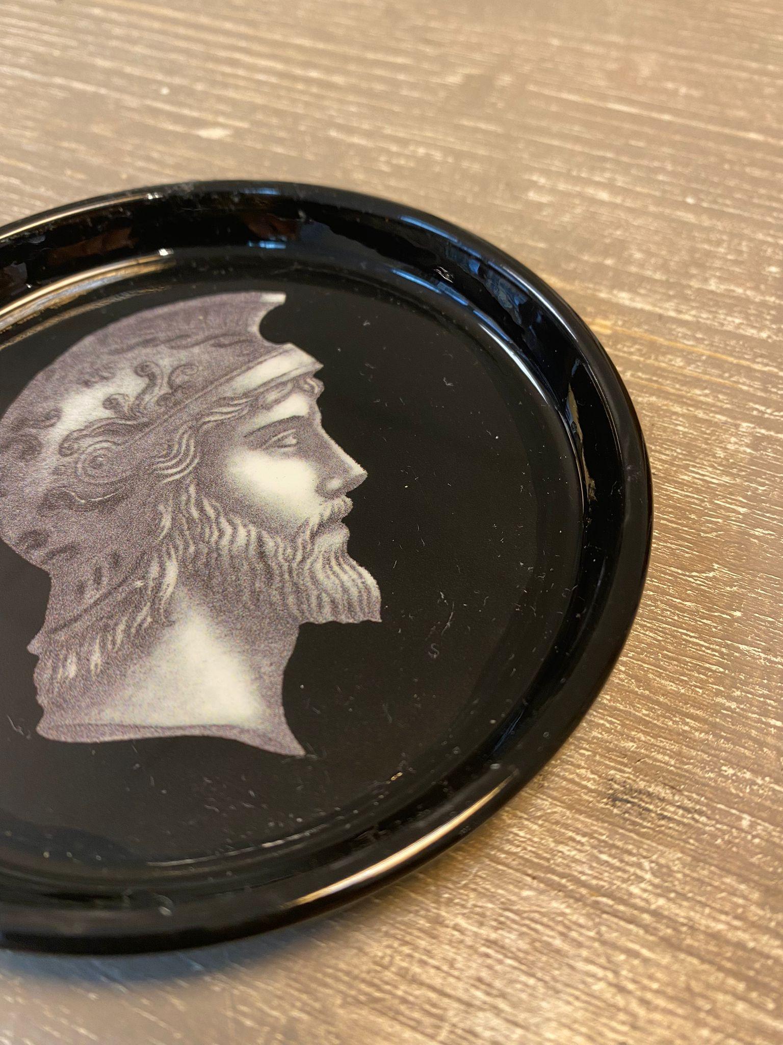 Hand-Crafted Italian Contemporary Black and White Ancient Profile Resin Coasters Set of 2 For Sale