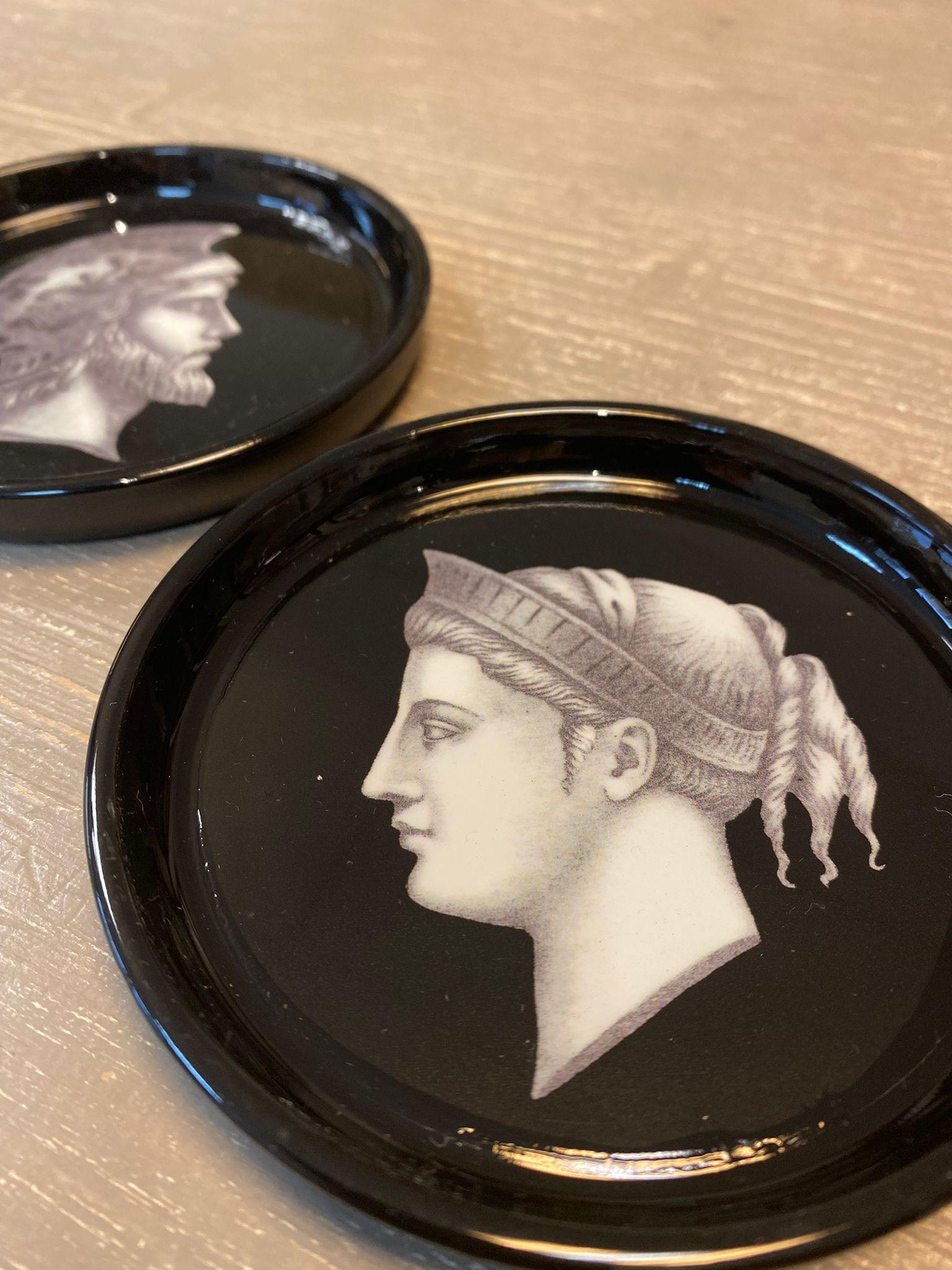 Italian Contemporary Black and White Ancient Profile Resin Coasters Set of 2 In New Condition For Sale In Scandicci, Florence