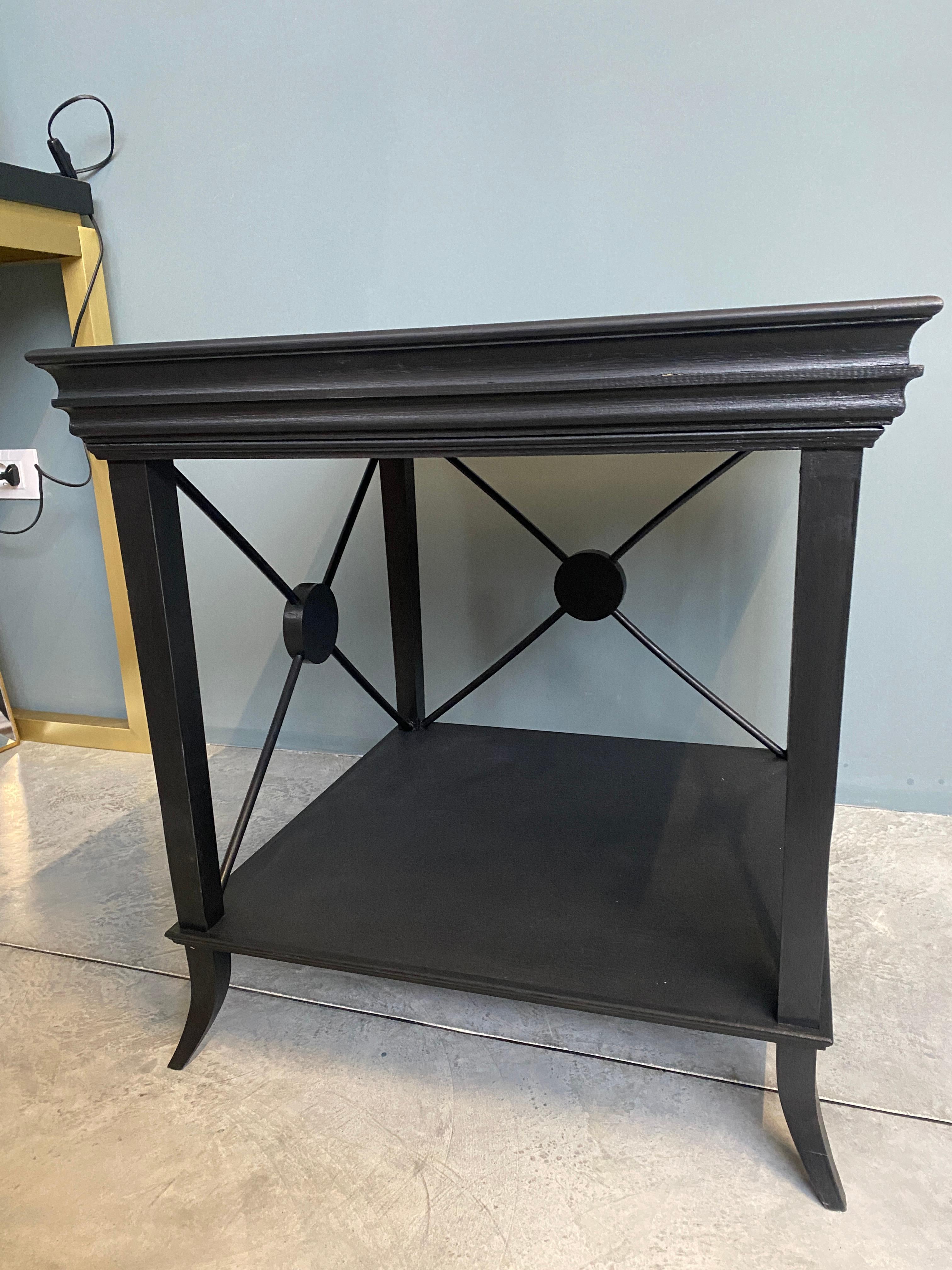 Bellissimo tavolino progettato e realizzato a mano da noi con struttura e interni in legno massiccio, con decorazioni lineari sui lati, laccato nero con finitura opaca.
Le sue dimensioni proporzionate permettono di utilizzarlo in diverse stanze
