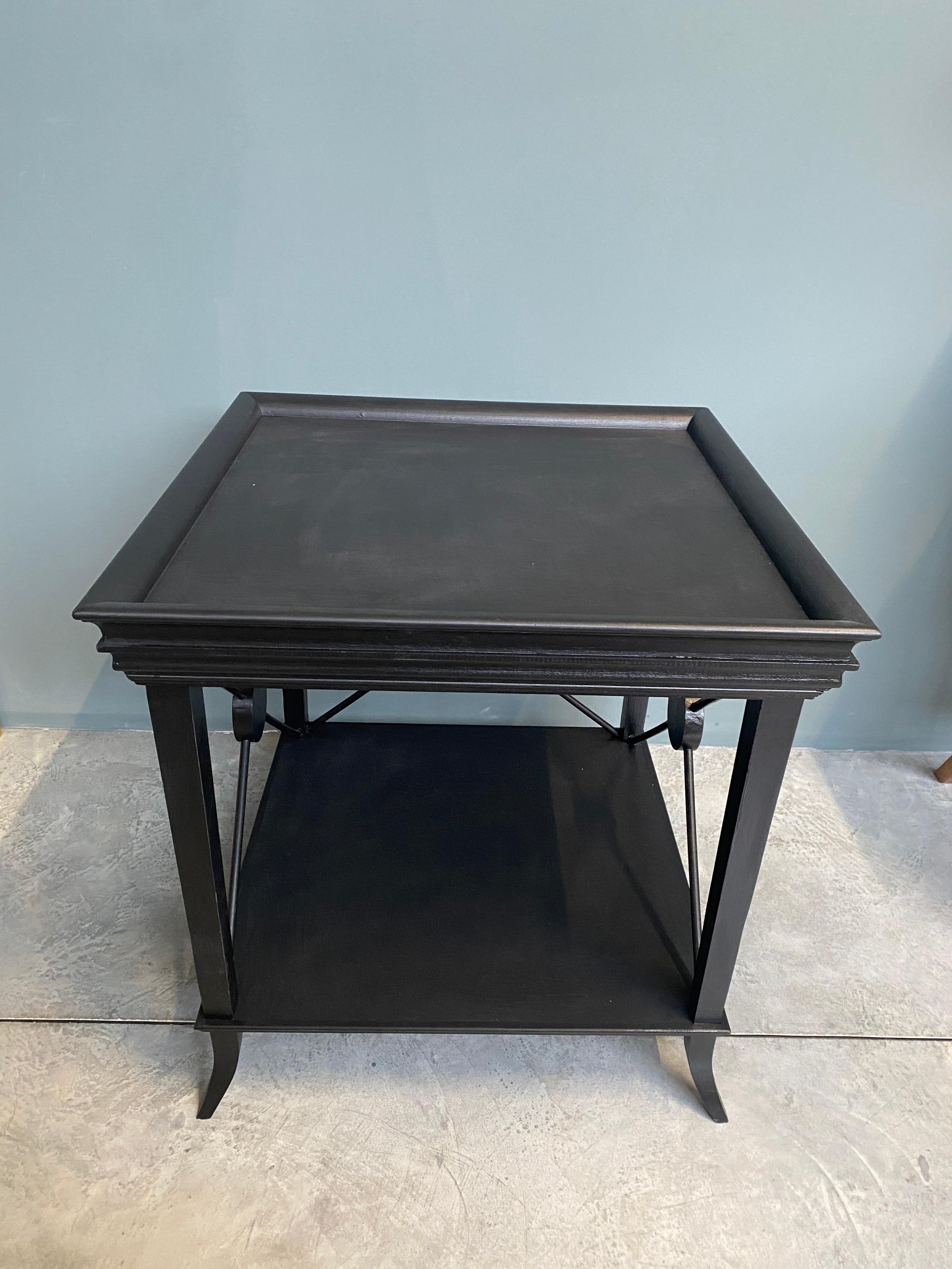 Moderno Contemporaneo italiano  Tavolino in legno laccato nero con finiture Wood in vendita