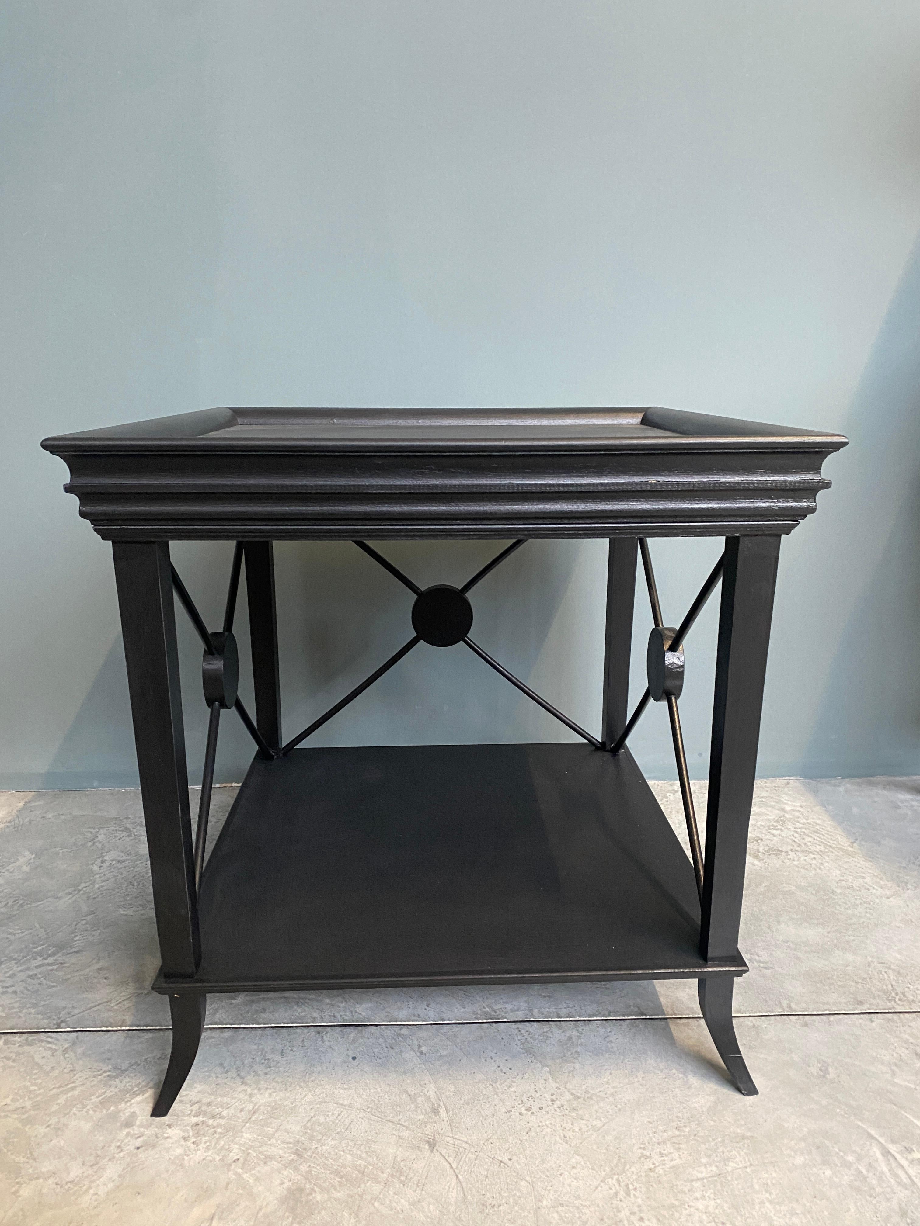 Italiano Contemporaneo italiano  Tavolino in legno laccato nero con finiture Wood in vendita