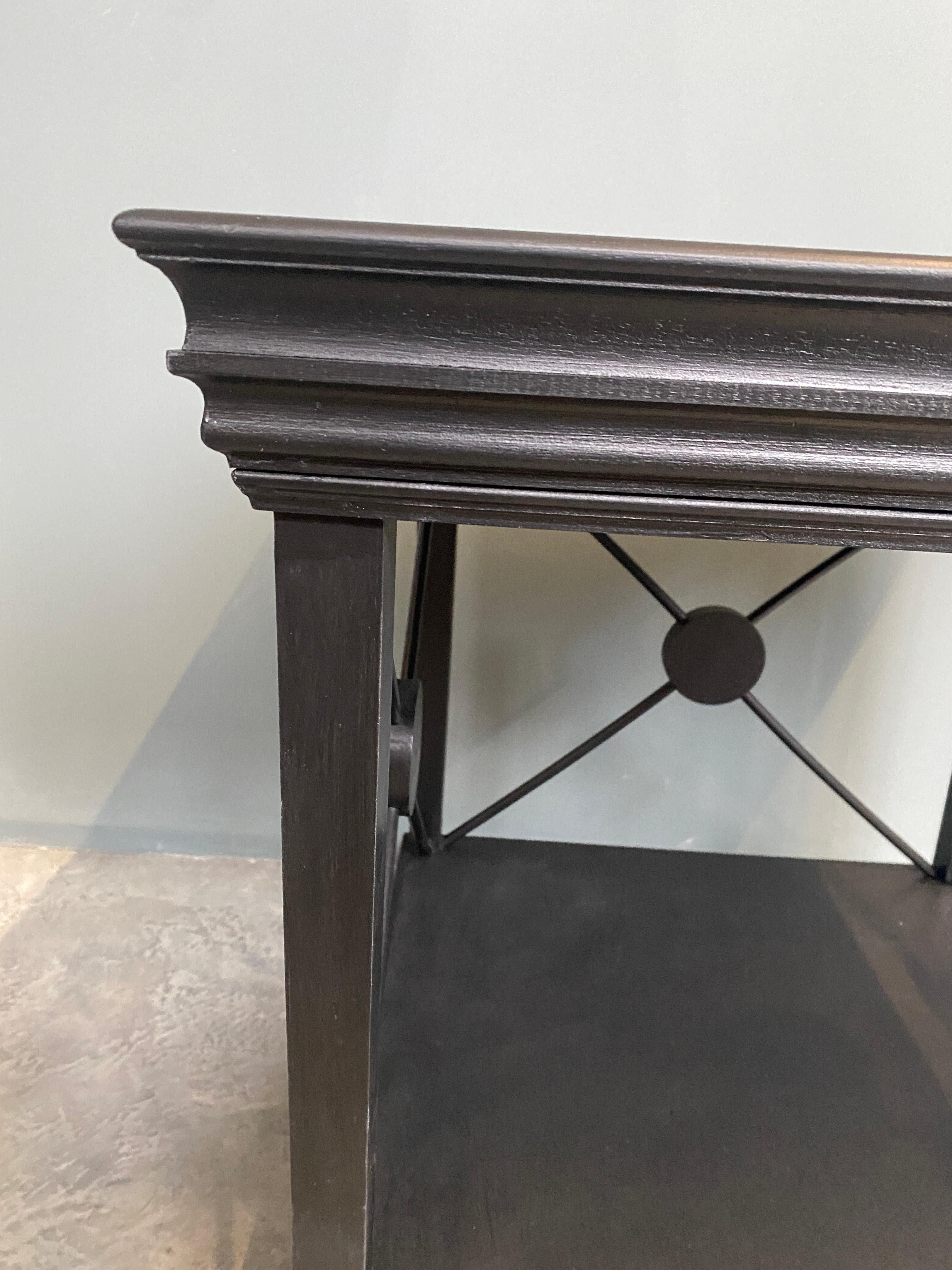 Fatto a mano Contemporaneo italiano  Tavolino in legno laccato nero con finiture Wood in vendita