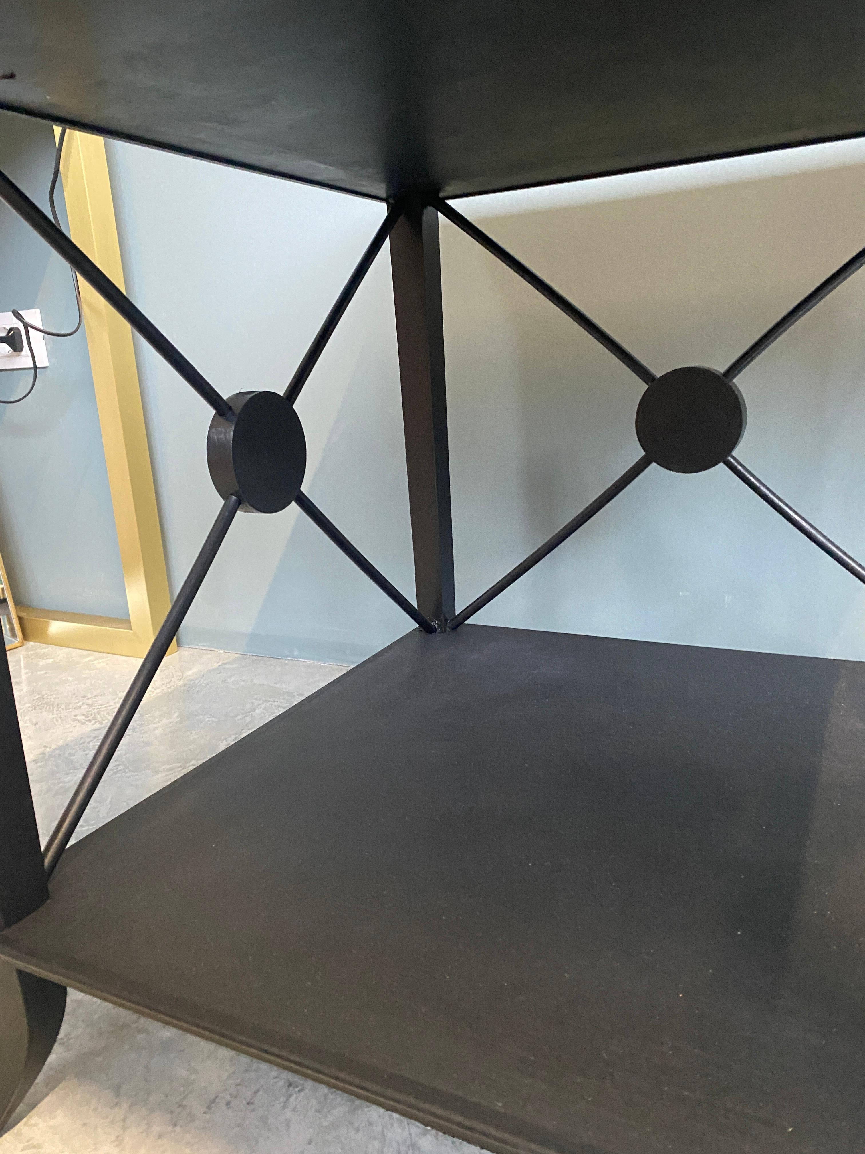 XXI secolo e contemporaneo Contemporaneo italiano  Tavolino in legno laccato nero con finiture Wood in vendita