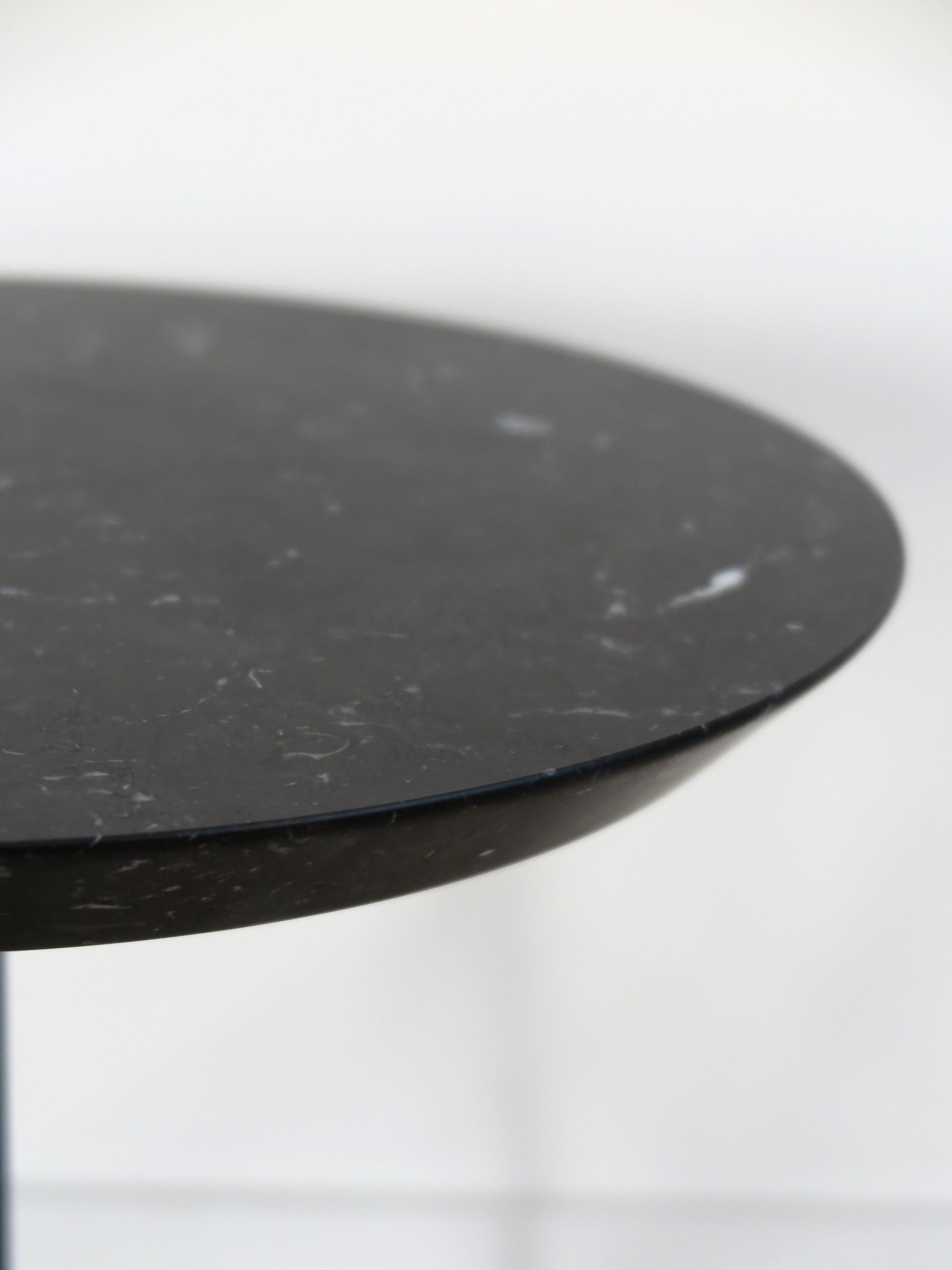Verni Table basse ronde contemporaine italienne en marbre noir New Design Capperidicasa en vente