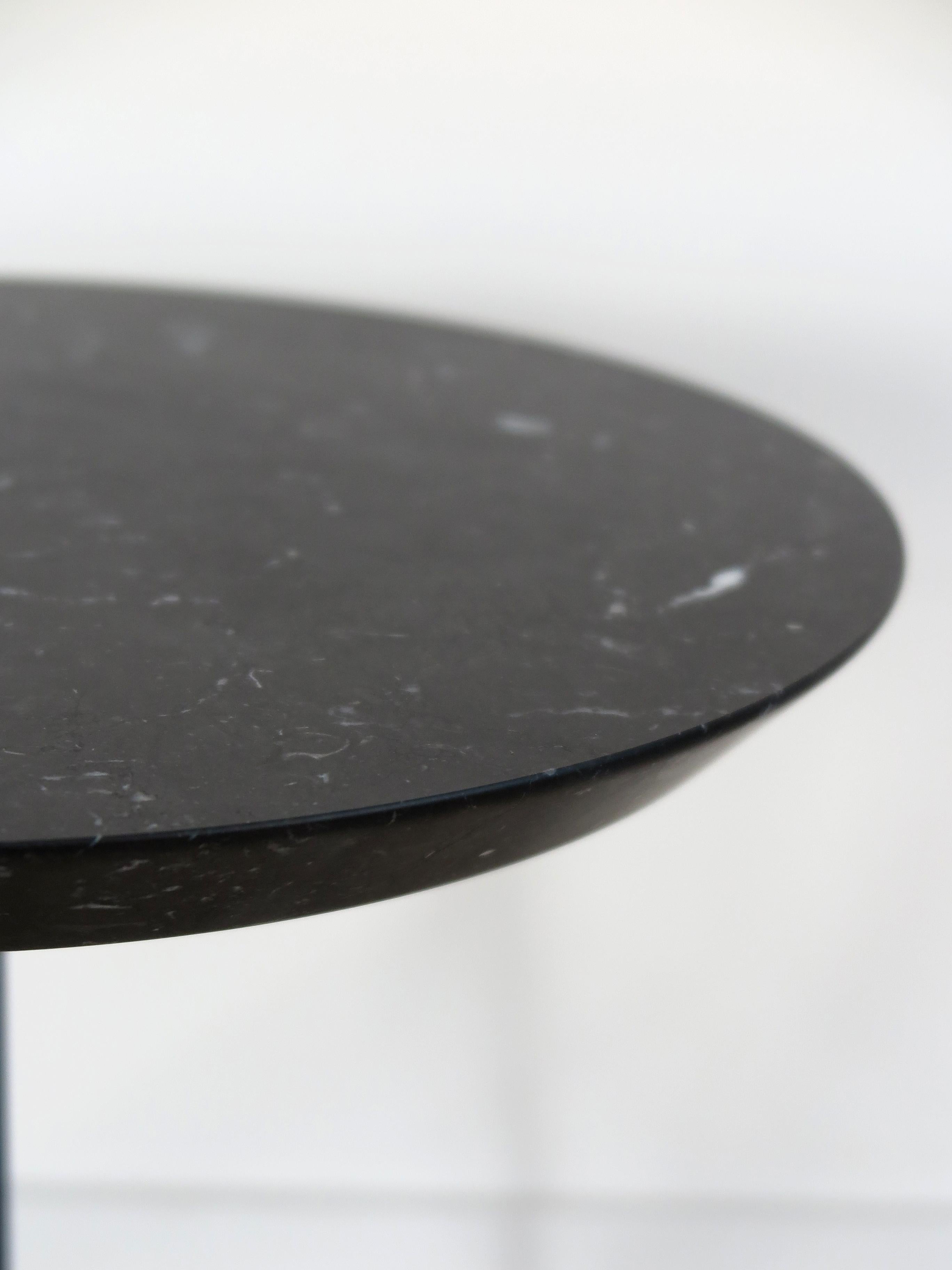 Italienischer Contemporary Schwarzer Marmor Runder Couchtisch Neues Design Capperidicasa (Lackiert) im Angebot