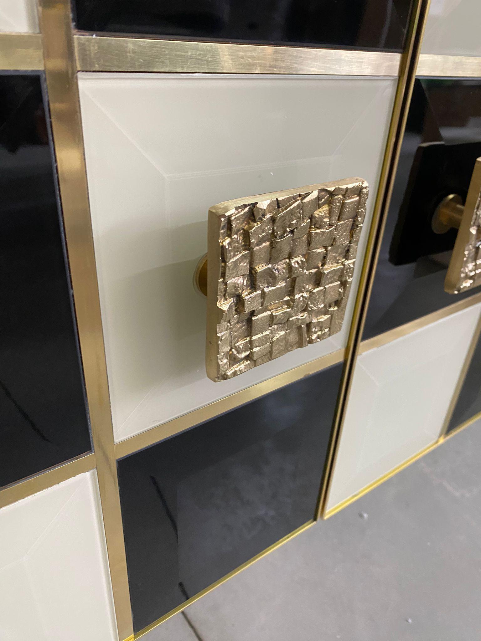 Aparador Italiano Contemporáneo de Cristal de Murano, Latón y Madera a Cuadros Blanco y Negro en venta 4