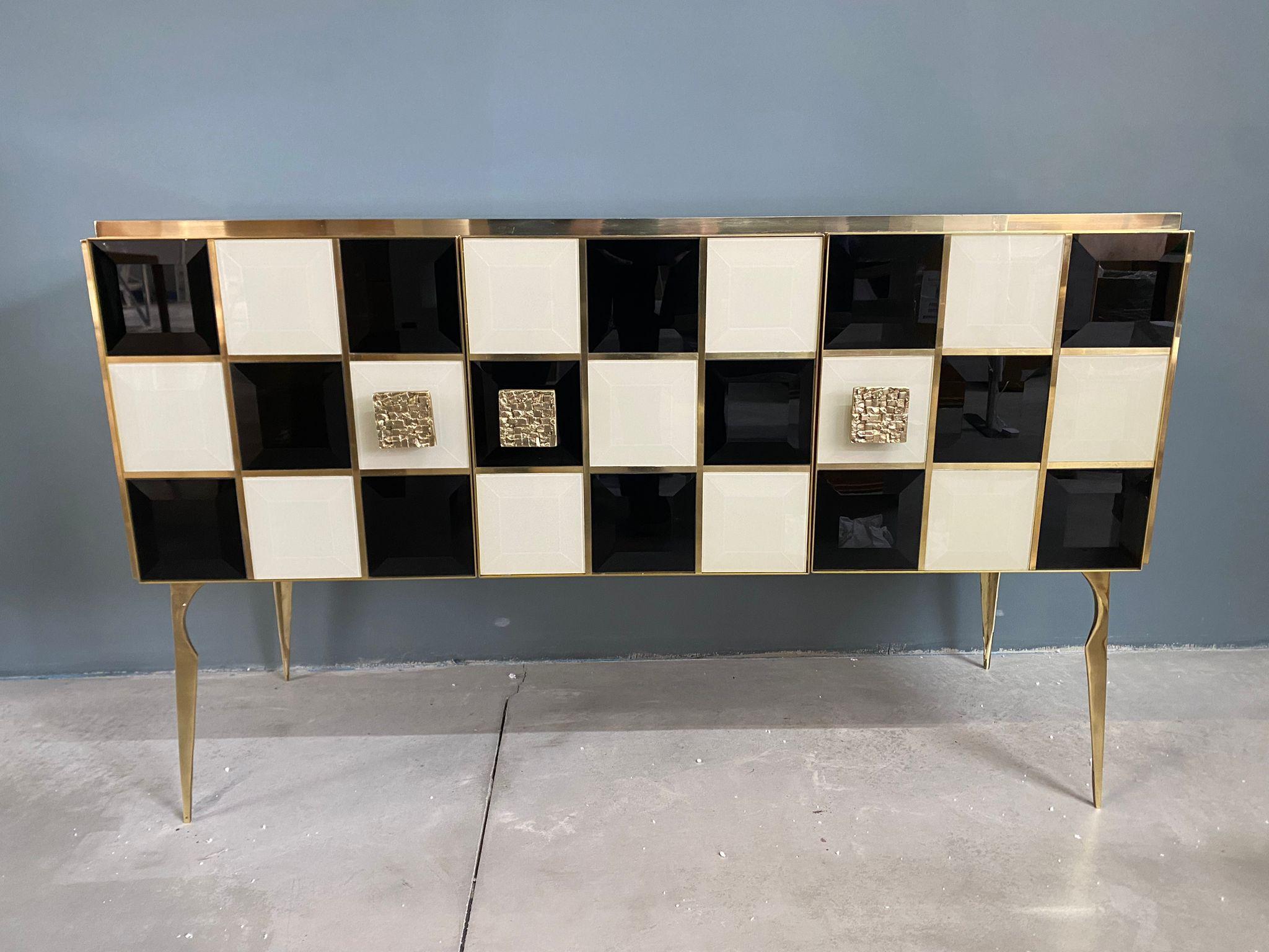 Aparador Italiano Contemporáneo de Cristal de Murano, Latón y Madera a Cuadros Blanco y Negro en venta 5