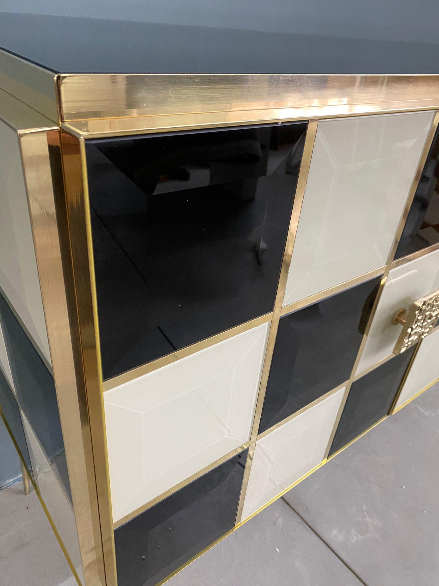 Aparador Italiano Contemporáneo de Cristal de Murano, Latón y Madera a Cuadros Blanco y Negro en venta 6