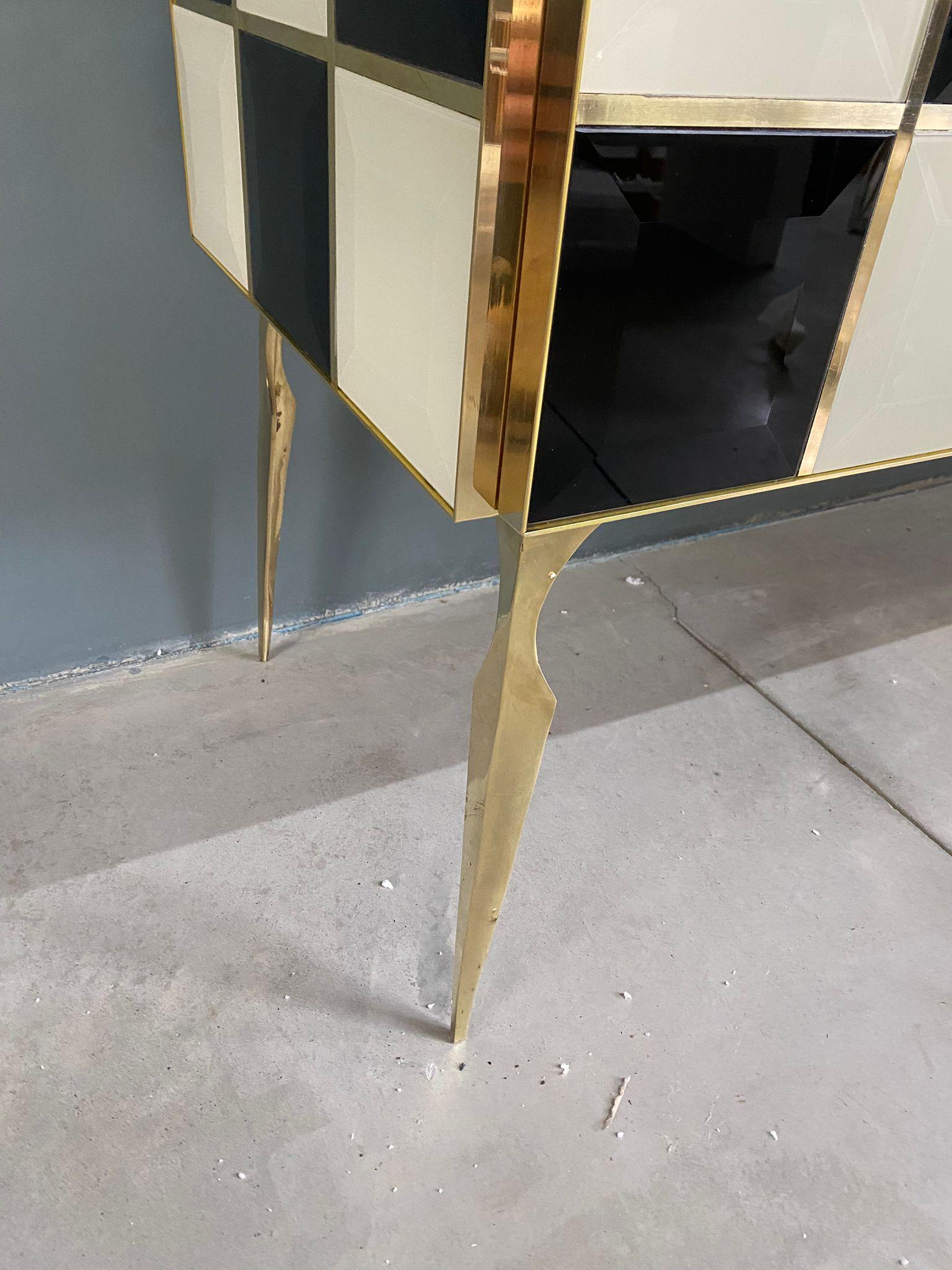 Aparador Italiano Contemporáneo de Cristal de Murano, Latón y Madera a Cuadros Blanco y Negro Moderno en venta