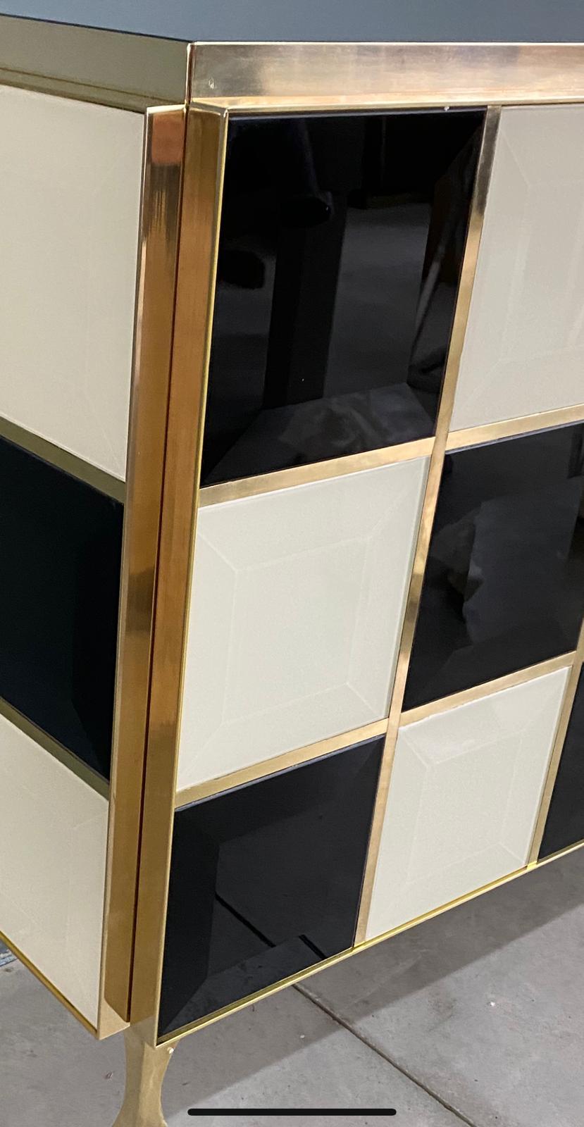 Aparador Italiano Contemporáneo de Cristal de Murano, Latón y Madera a Cuadros Blanco y Negro Hecho a mano en venta
