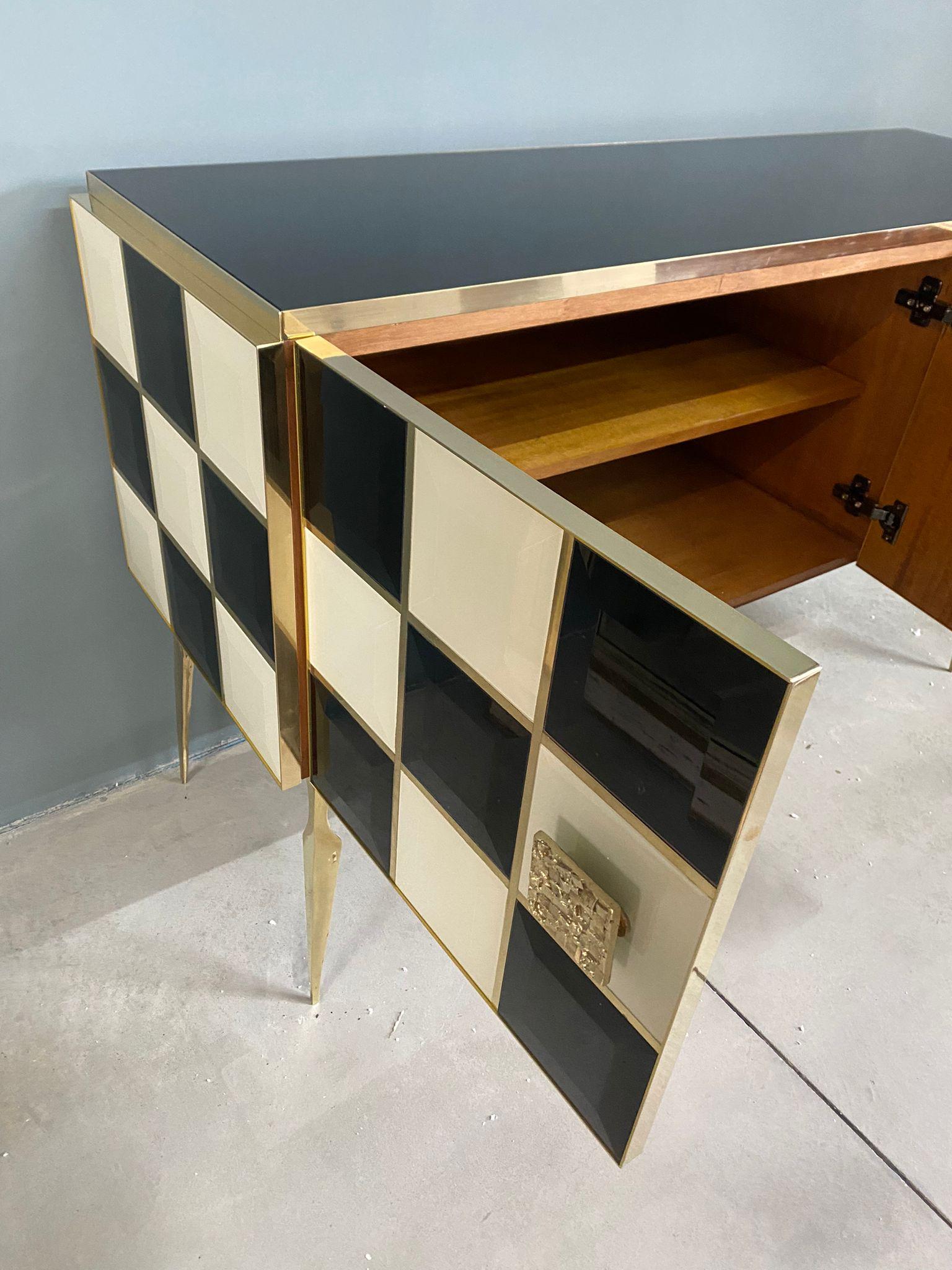 Aparador Italiano Contemporáneo de Cristal de Murano, Latón y Madera a Cuadros Blanco y Negro en Nuevo estado para la venta en Scandicci, Florence
