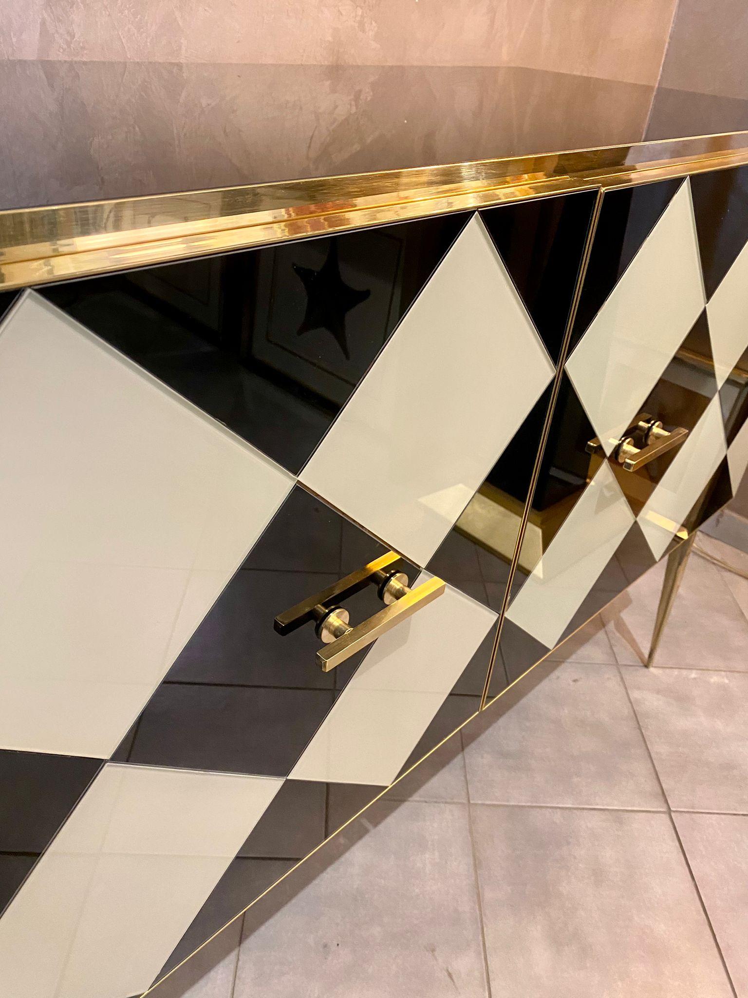 XXIe siècle et contemporain Buffet contemporain italien à carreaux noirs et blancs en verre de Murano, laiton et Wood en vente