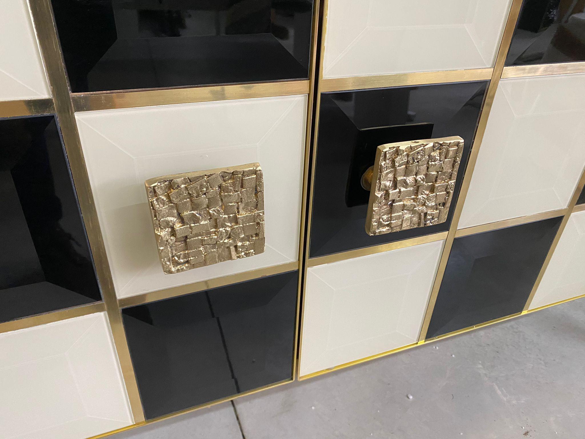 Aparador Italiano Contemporáneo de Cristal de Murano, Latón y Madera a Cuadros Blanco y Negro Siglo XXI y contemporáneo en venta