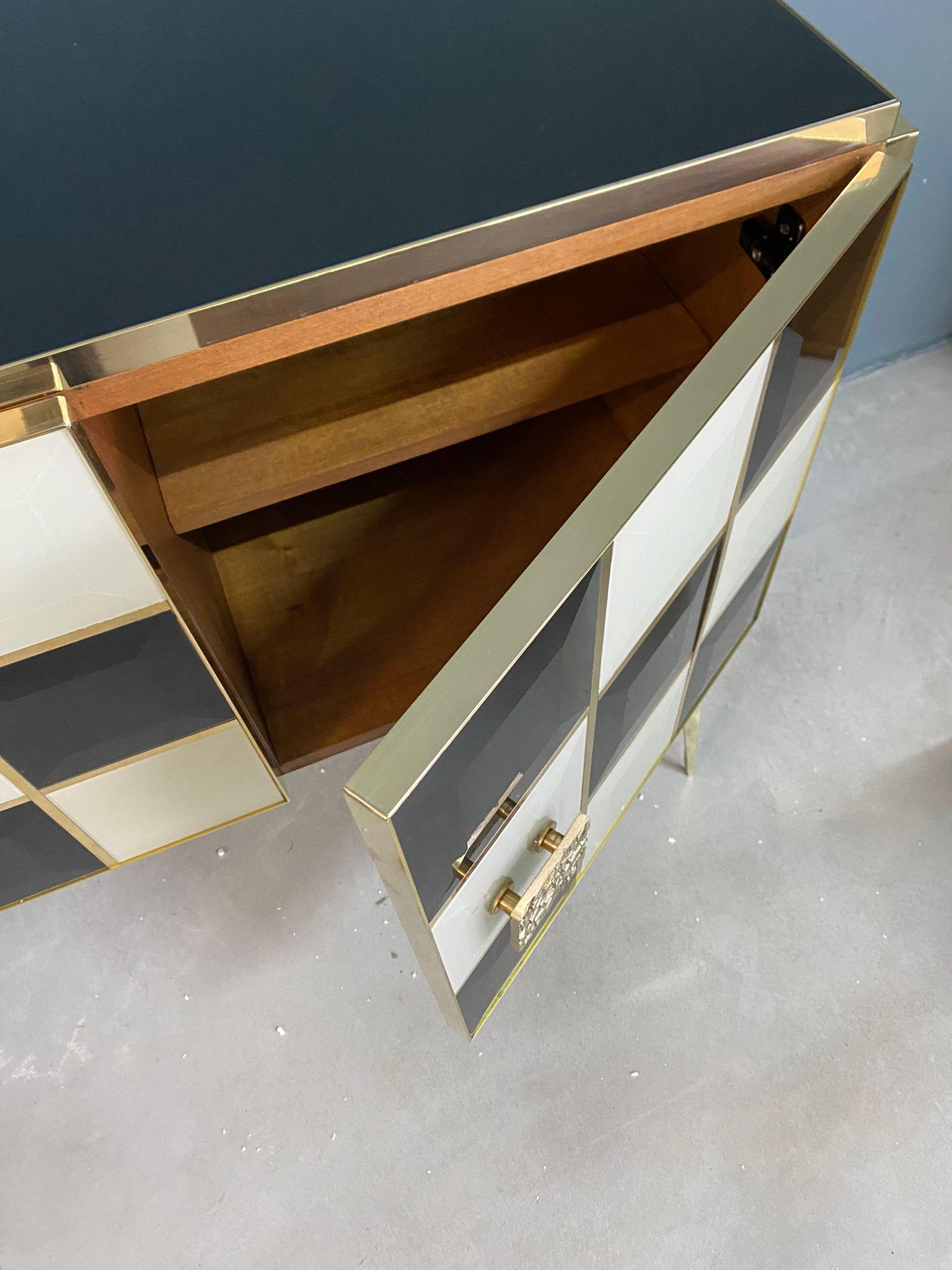 Aparador Italiano Contemporáneo de Cristal de Murano, Latón y Madera a Cuadros Blanco y Negro en venta 1