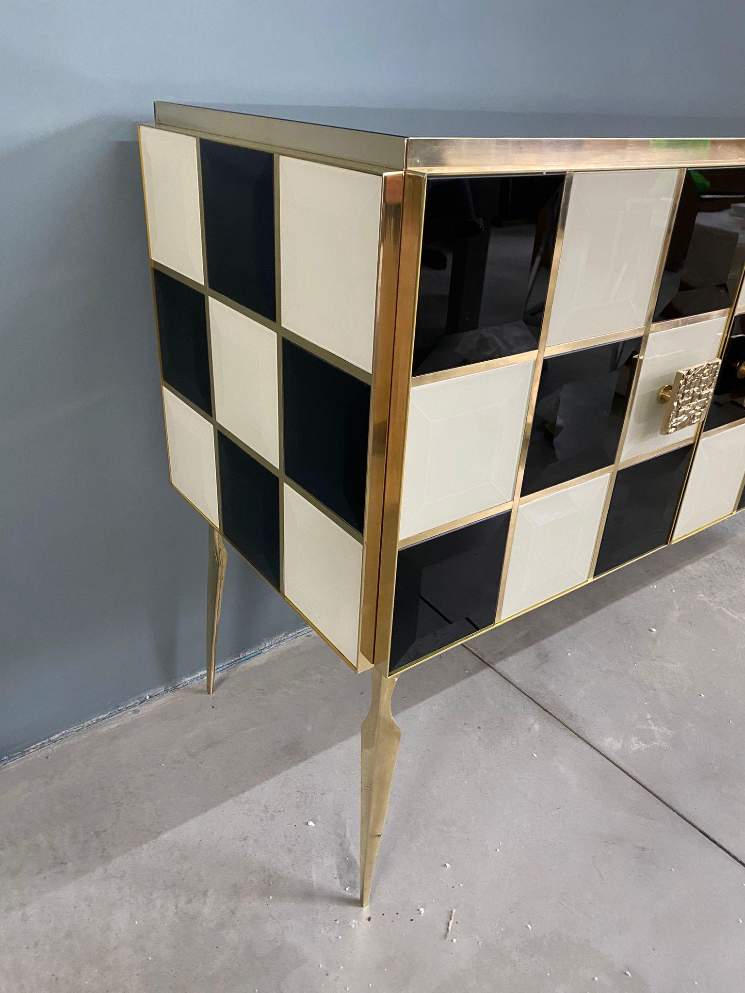 Aparador Italiano Contemporáneo de Cristal de Murano, Latón y Madera a Cuadros Blanco y Negro en venta 2