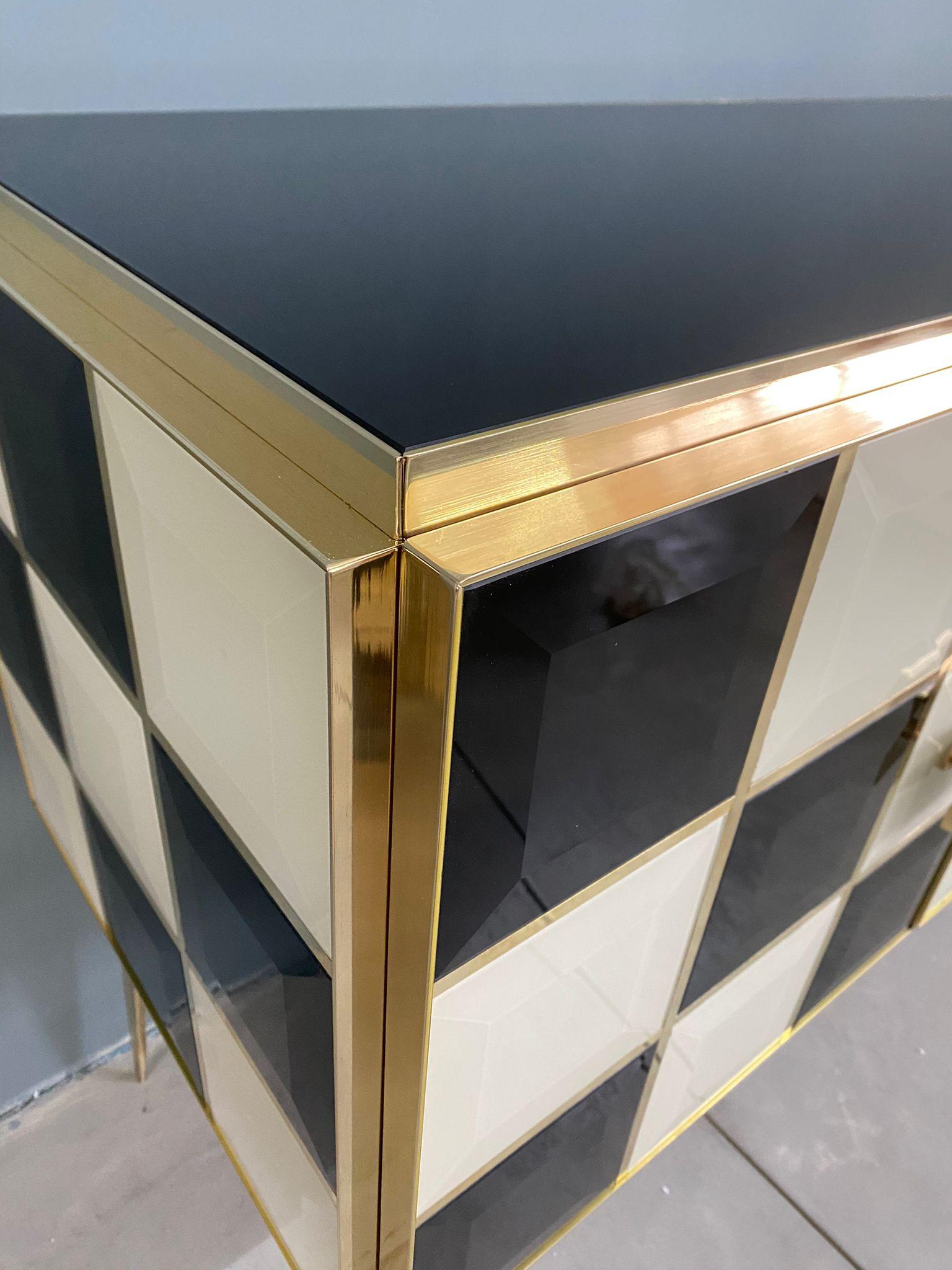 Aparador Italiano Contemporáneo de Cristal de Murano, Latón y Madera a Cuadros Blanco y Negro en venta 3