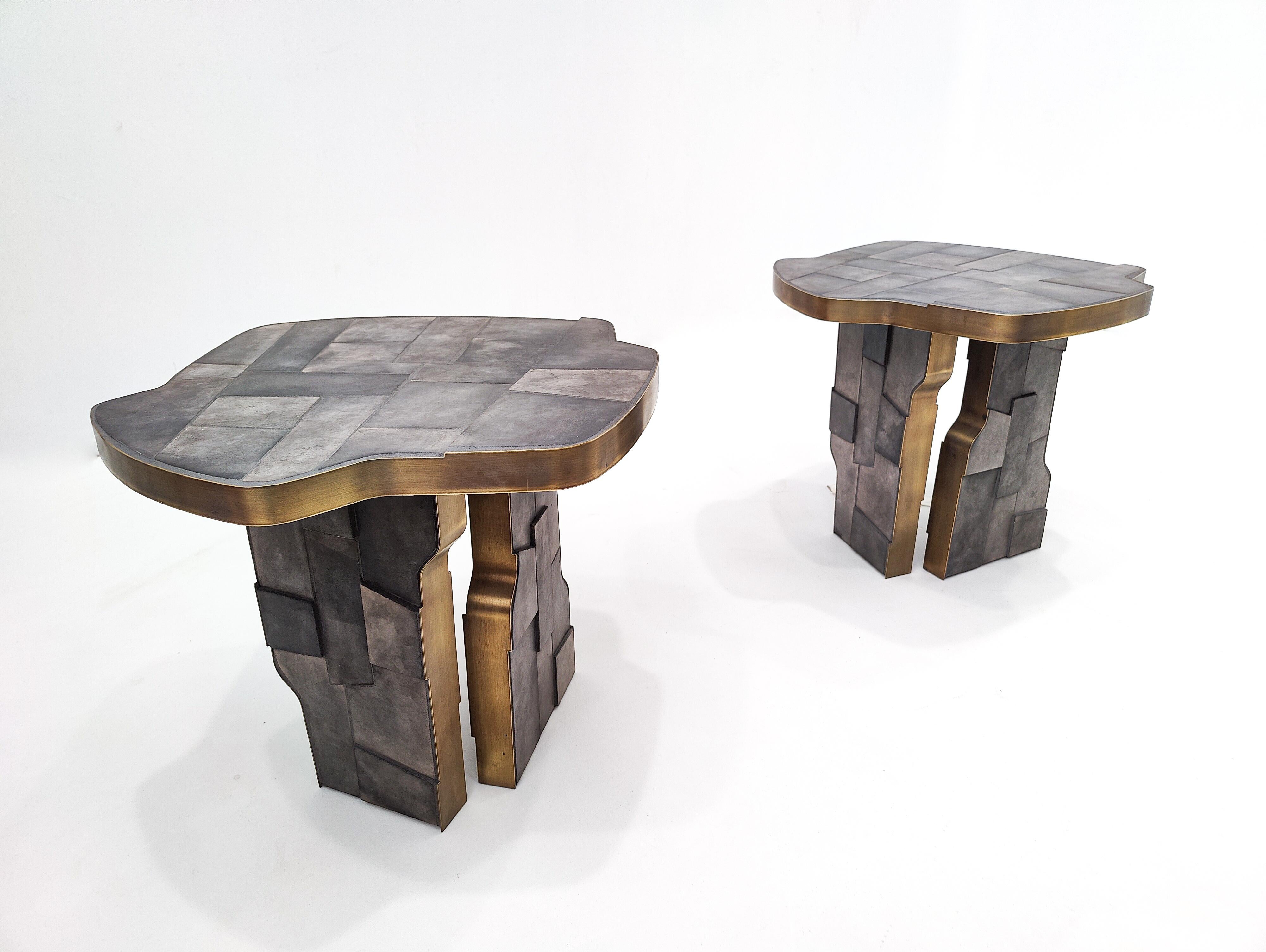 Moderno Tavolino italiano contemporaneo in ottone e ceramica, 2 disponibili