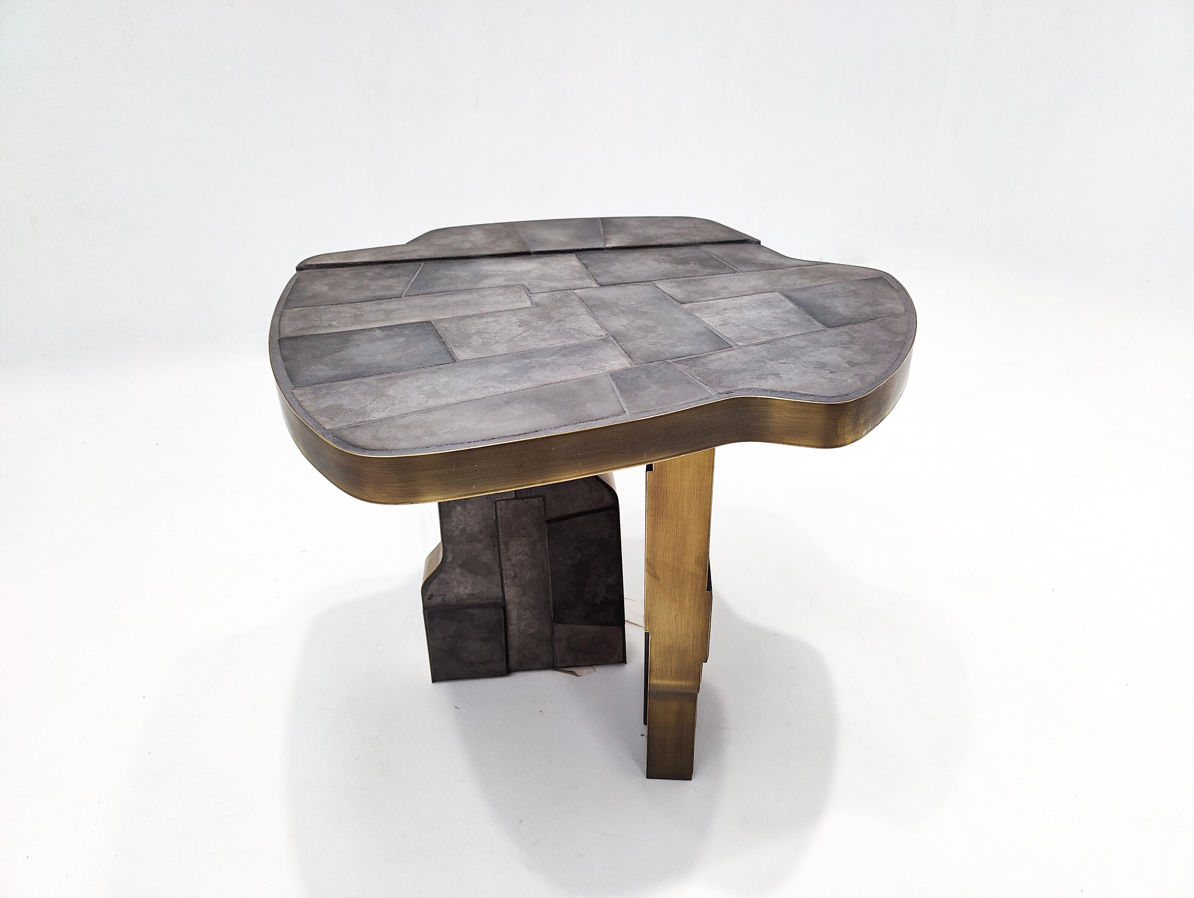 XXI secolo e contemporaneo Tavolino italiano contemporaneo in ottone e ceramica, 2 disponibili