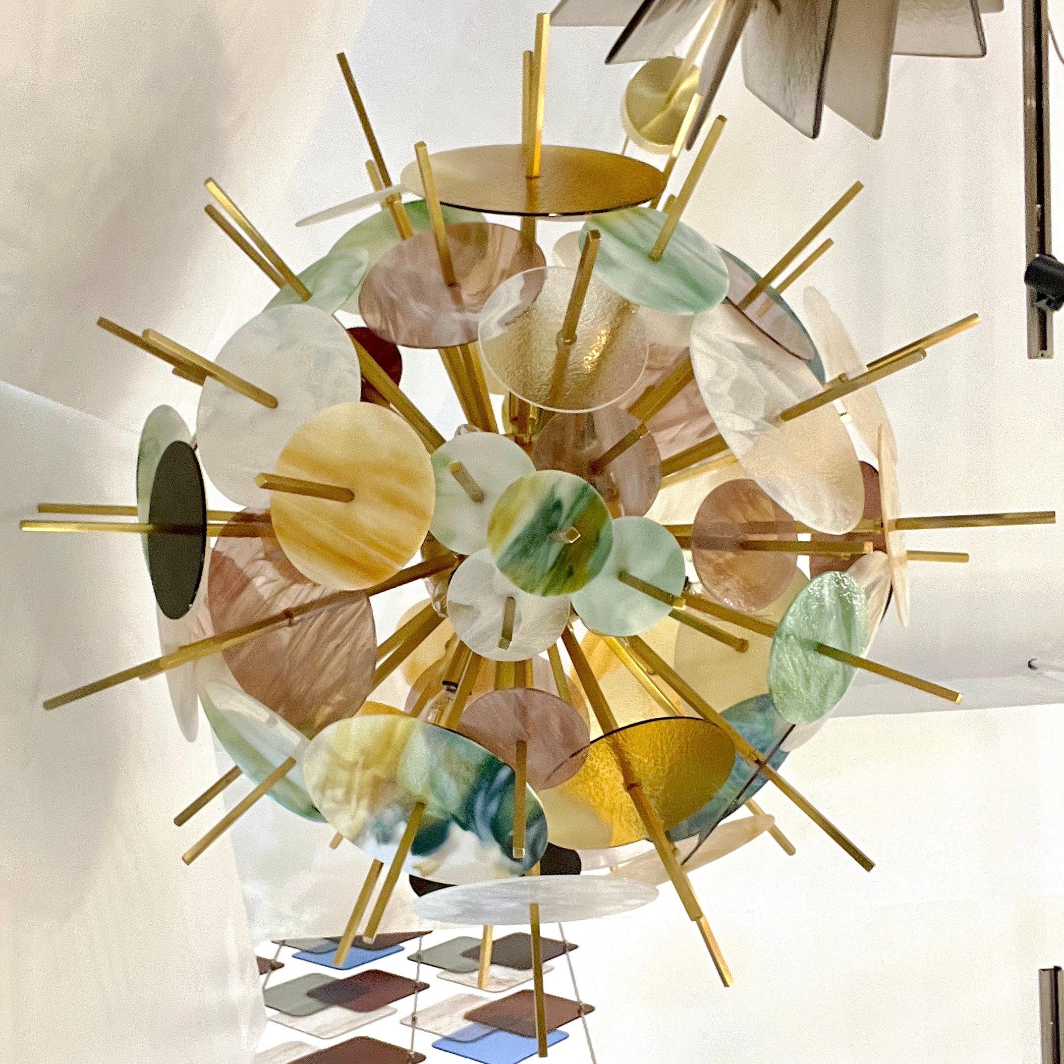 Zeitgenössischer italienischer Sputnik-Kronleuchter aus Messing und pastellfarbenem Muranoglas mit runder Kugel im Angebot 3
