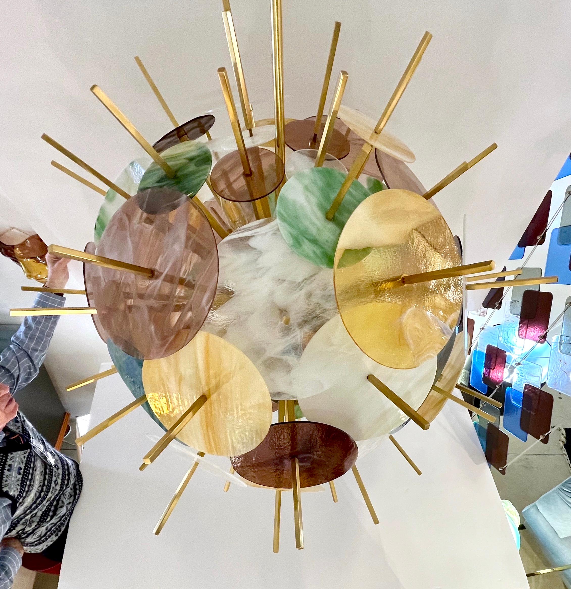 Zeitgenössischer italienischer Sputnik-Kronleuchter aus Messing und pastellfarbenem Muranoglas mit runder Kugel im Angebot 4