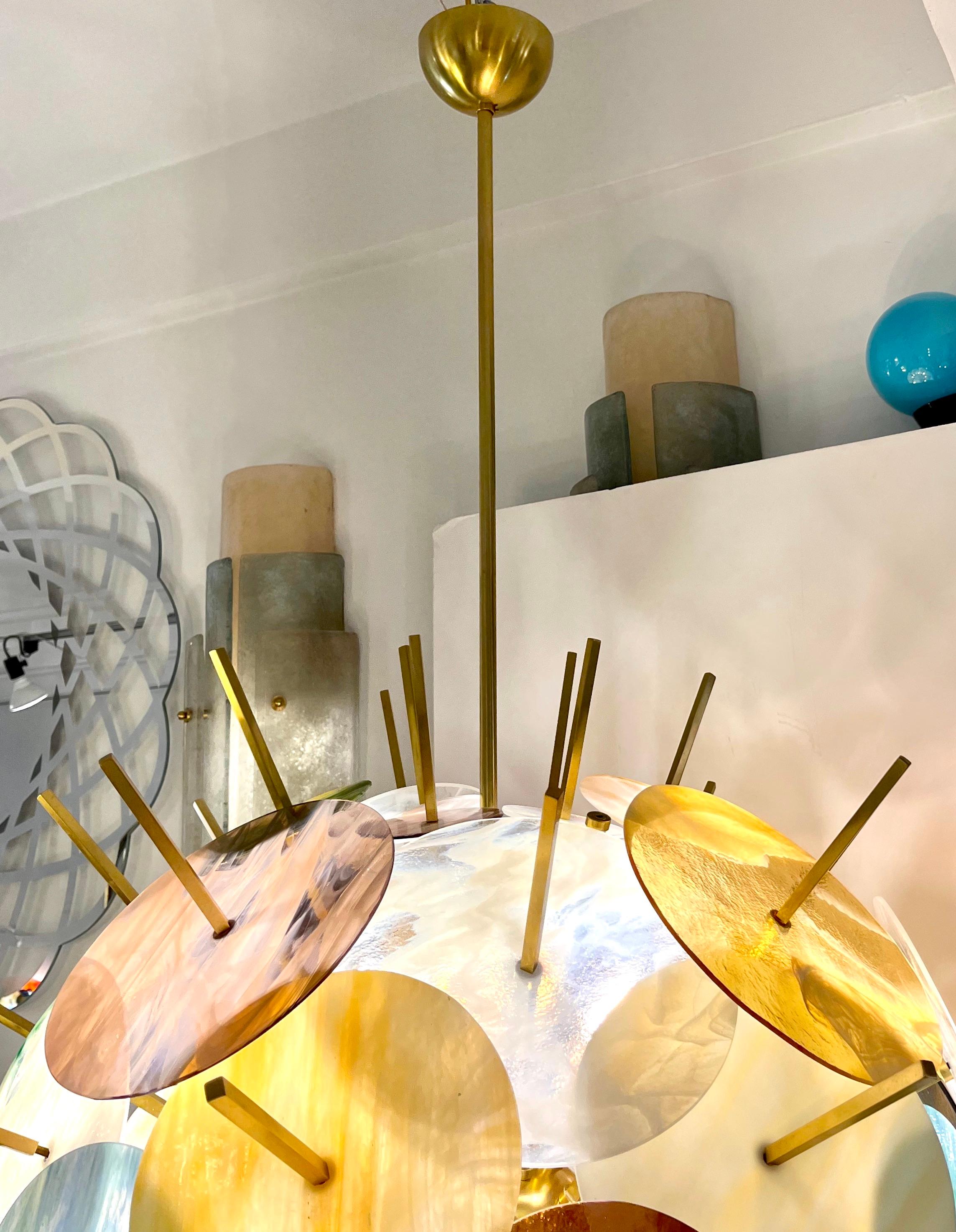 Zeitgenössischer italienischer Sputnik-Kronleuchter aus Messing und pastellfarbenem Muranoglas mit runder Kugel im Angebot 5