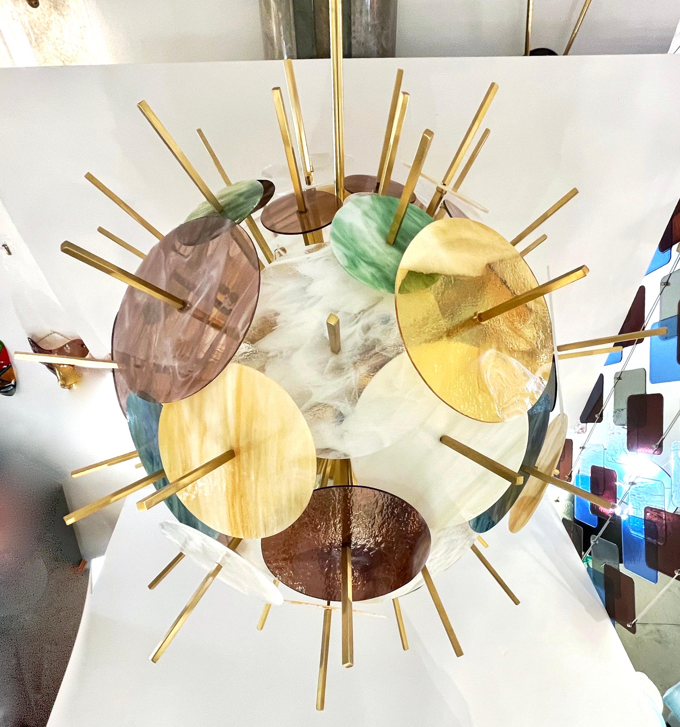 Zeitgenössischer italienischer Sputnik-Kronleuchter aus Messing und pastellfarbenem Muranoglas mit runder Kugel im Angebot 6